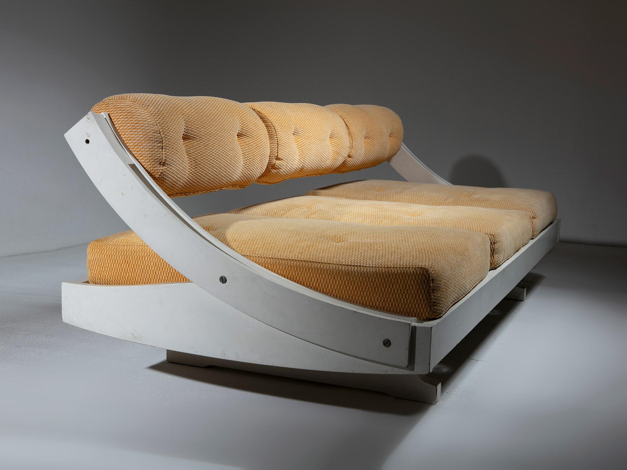 Adjustable White Wood Daybed By Gianni Songia for Sormani, Italy, 1960s In Fair Condition For Sale In Milan, IT