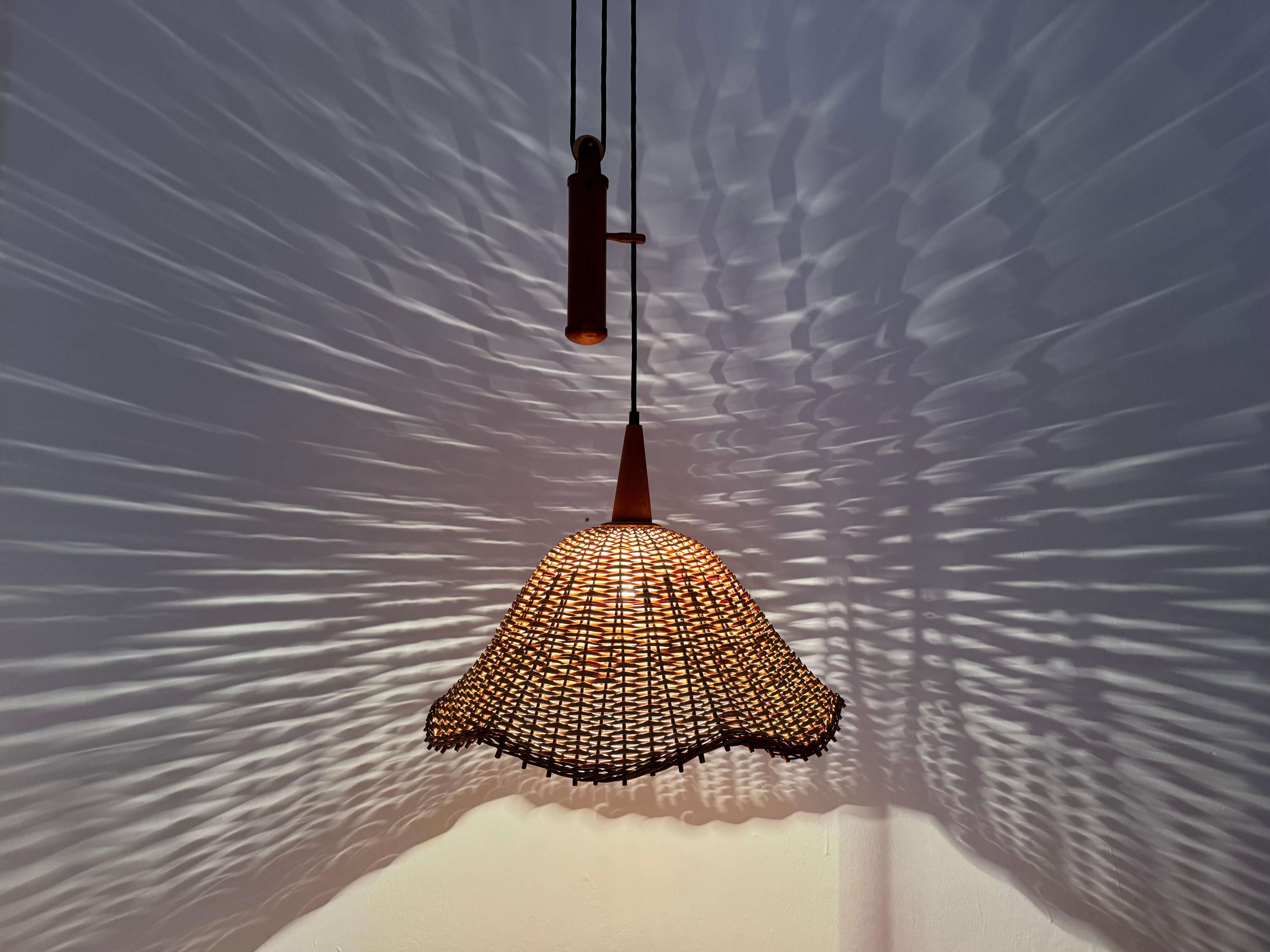 Lampada a sospensione regolabile in vimini e teak in vendita 3