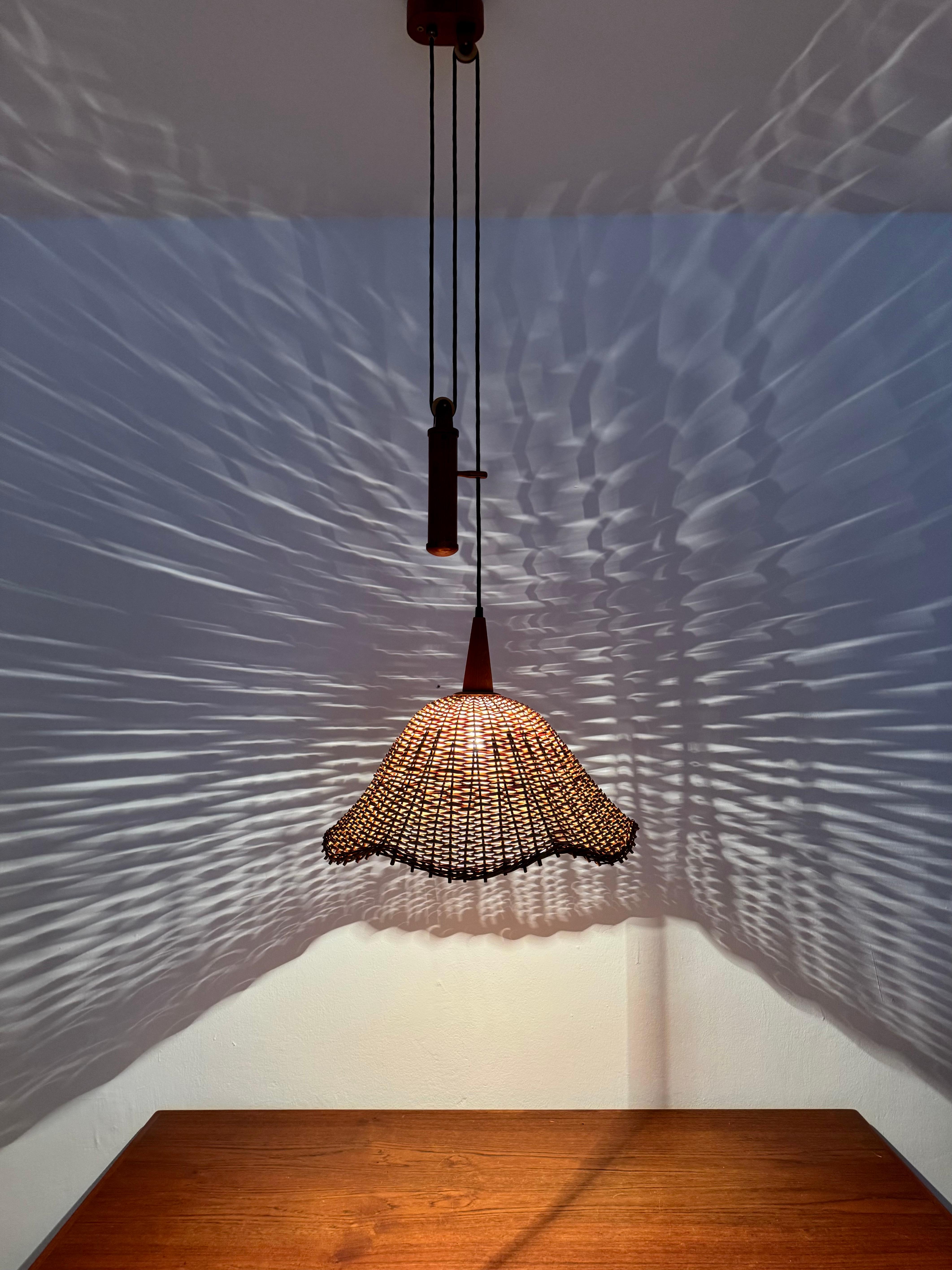 Lampada a sospensione regolabile in vimini e teak in vendita 4