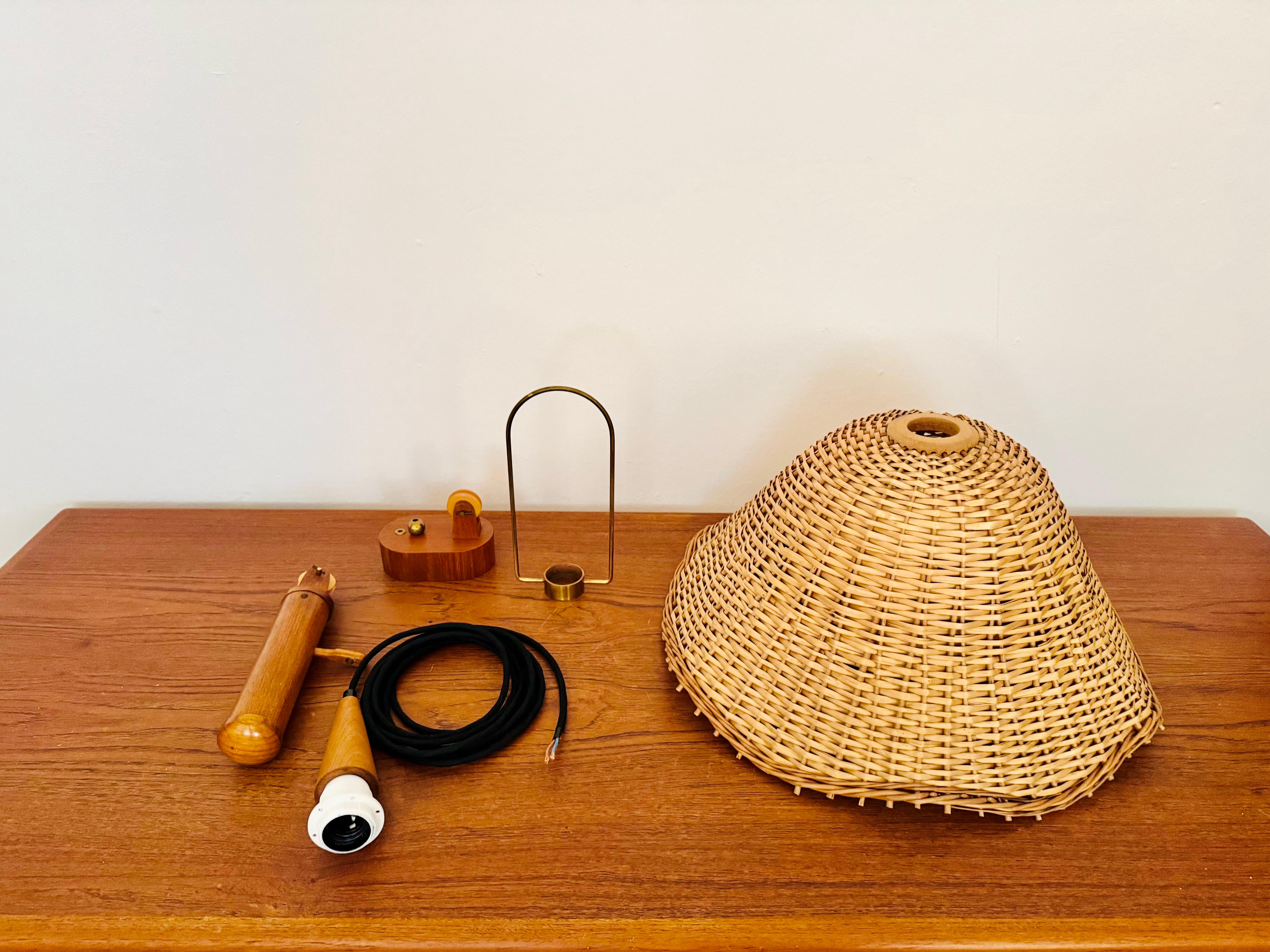 Lampada a sospensione regolabile in vimini e teak in vendita 8