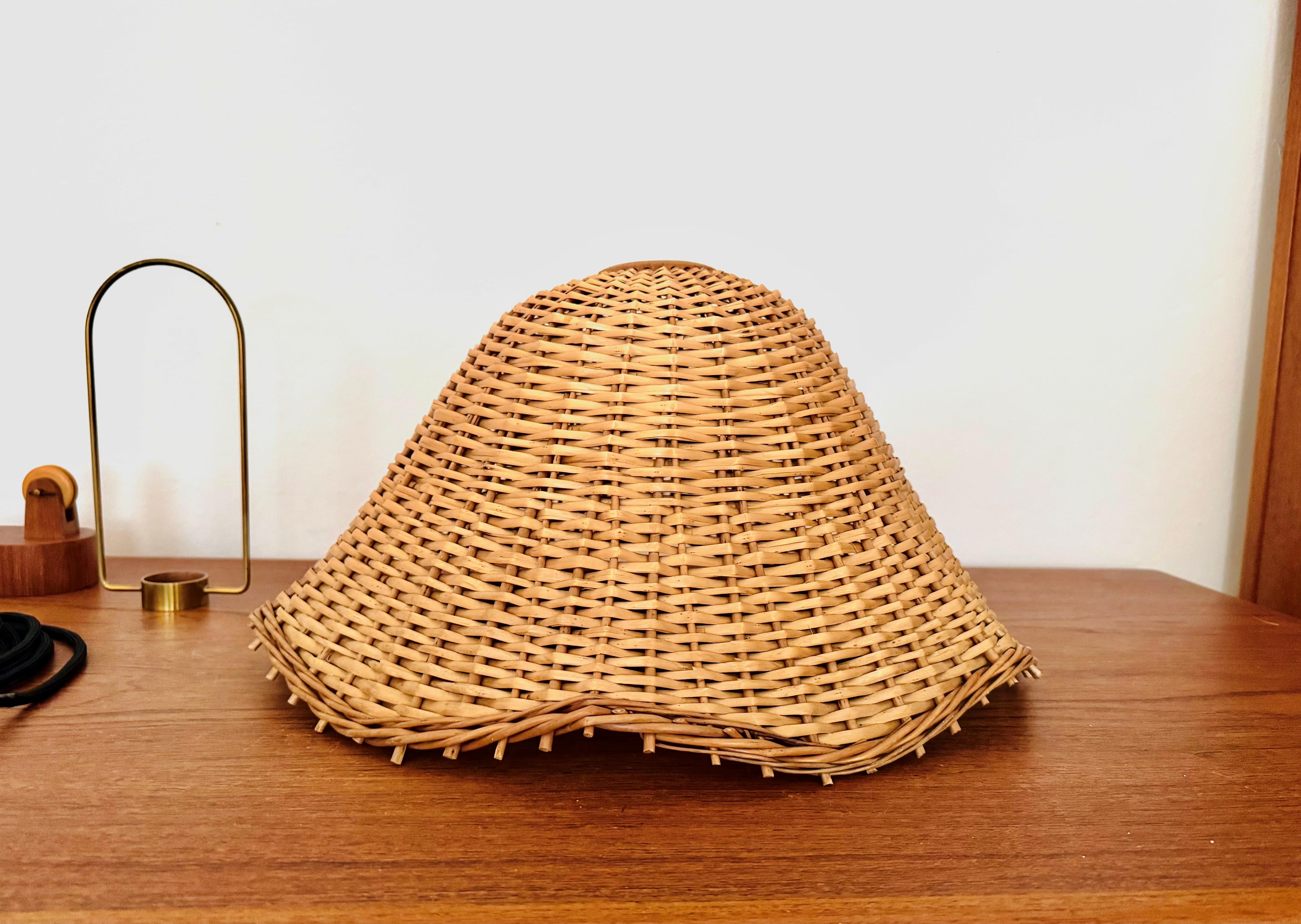 Lampada a sospensione regolabile in vimini e teak in vendita 9