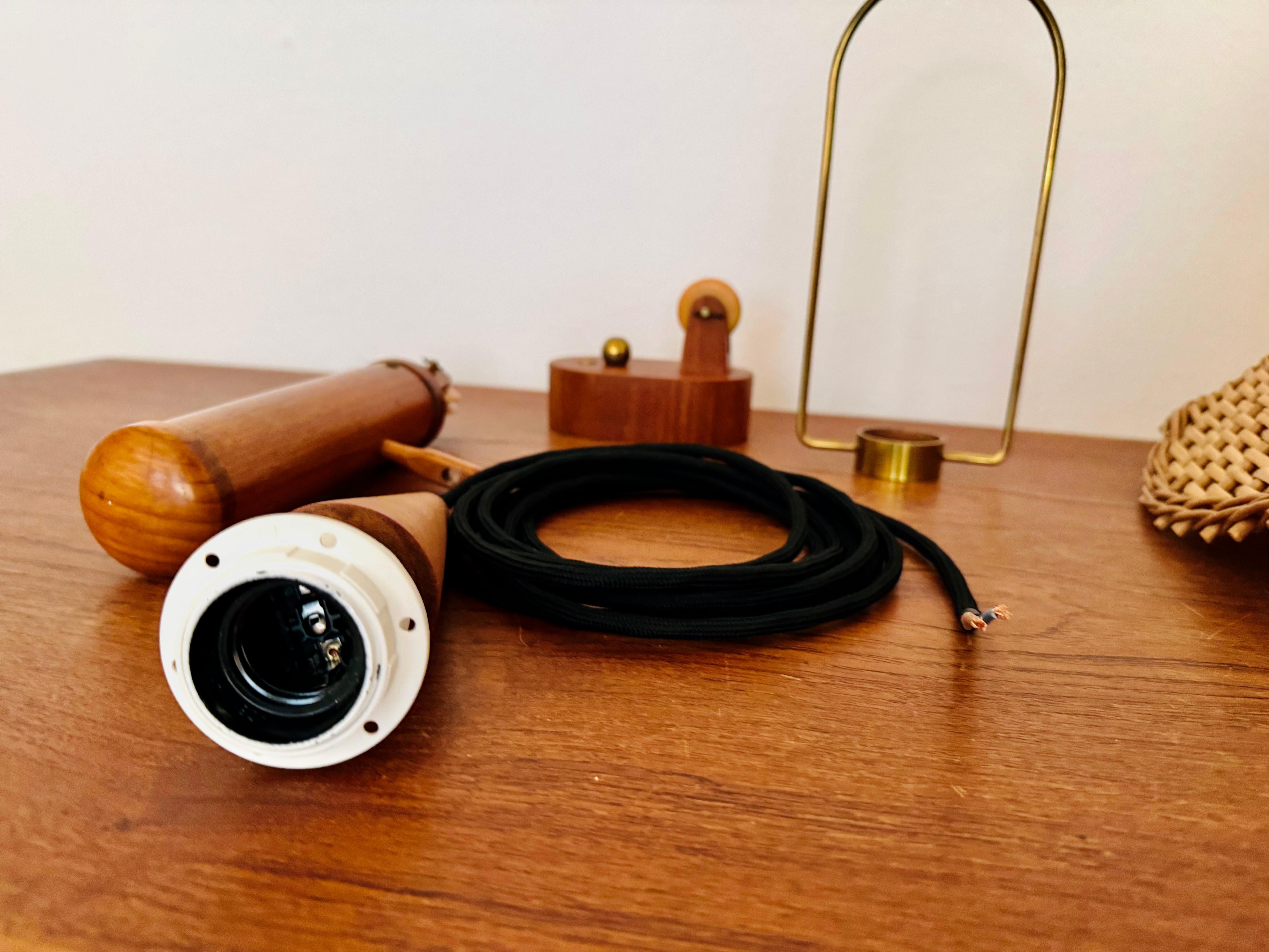 Lampada a sospensione regolabile in vimini e teak in vendita 10