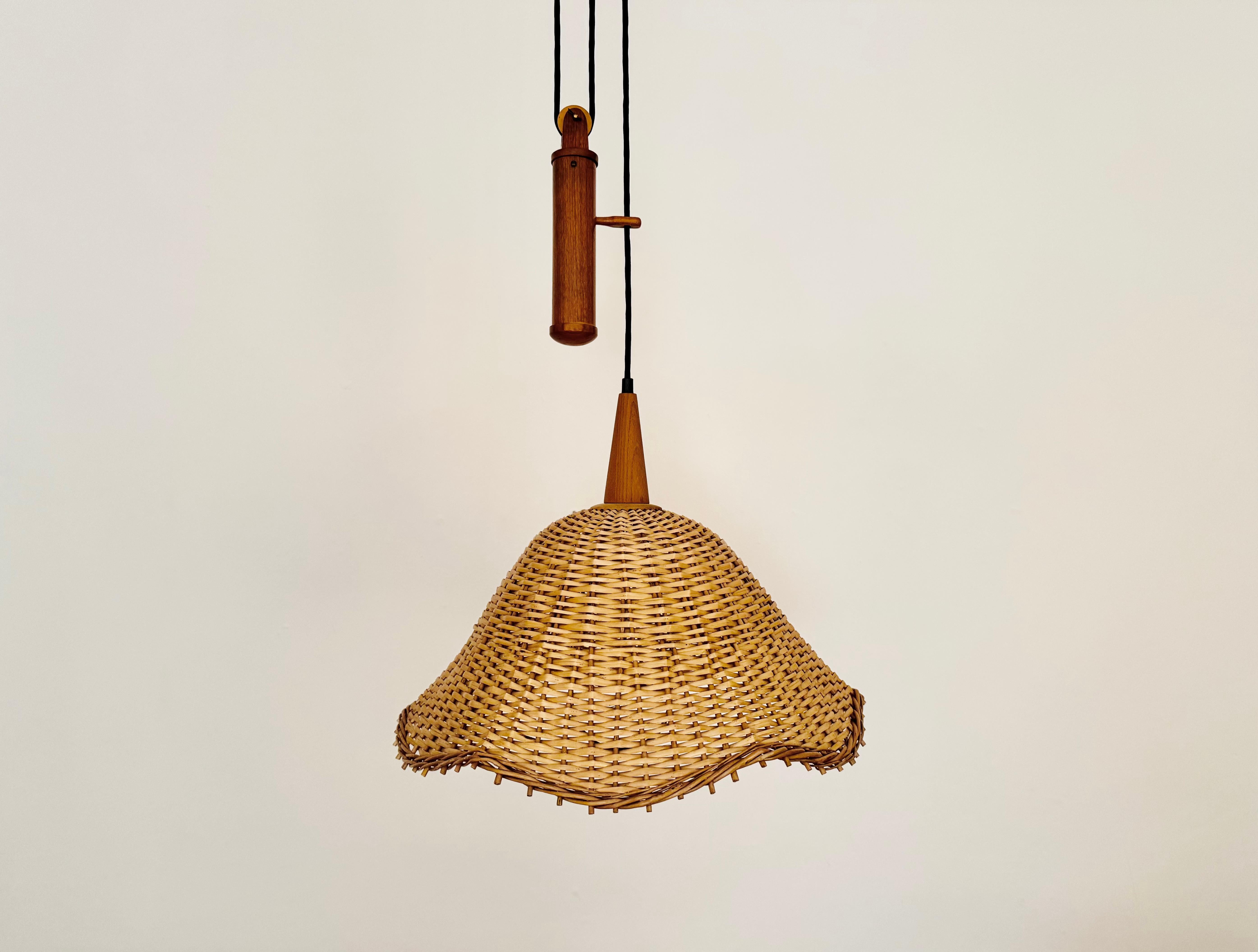 Bellissima lampada regolabile in altezza degli anni '50.
Un design fantastico e insolito con un look incredibilmente comodo.
Dettagli in teak molto belli e lavorazione di alta qualità.
Si crea uno spettacolare gioco di luci.

Condizioni:

Condizioni