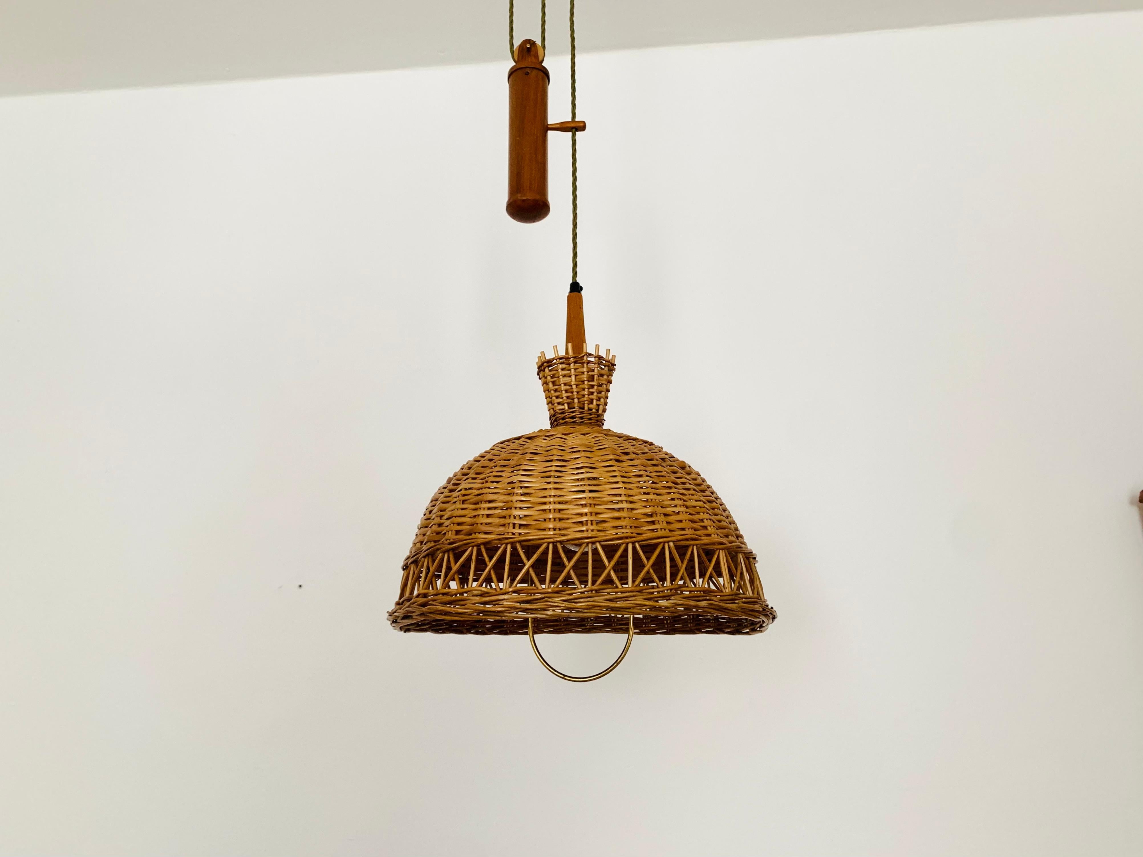 Mid-Century Modern Lampe suspendue réglable en osier et teck en vente