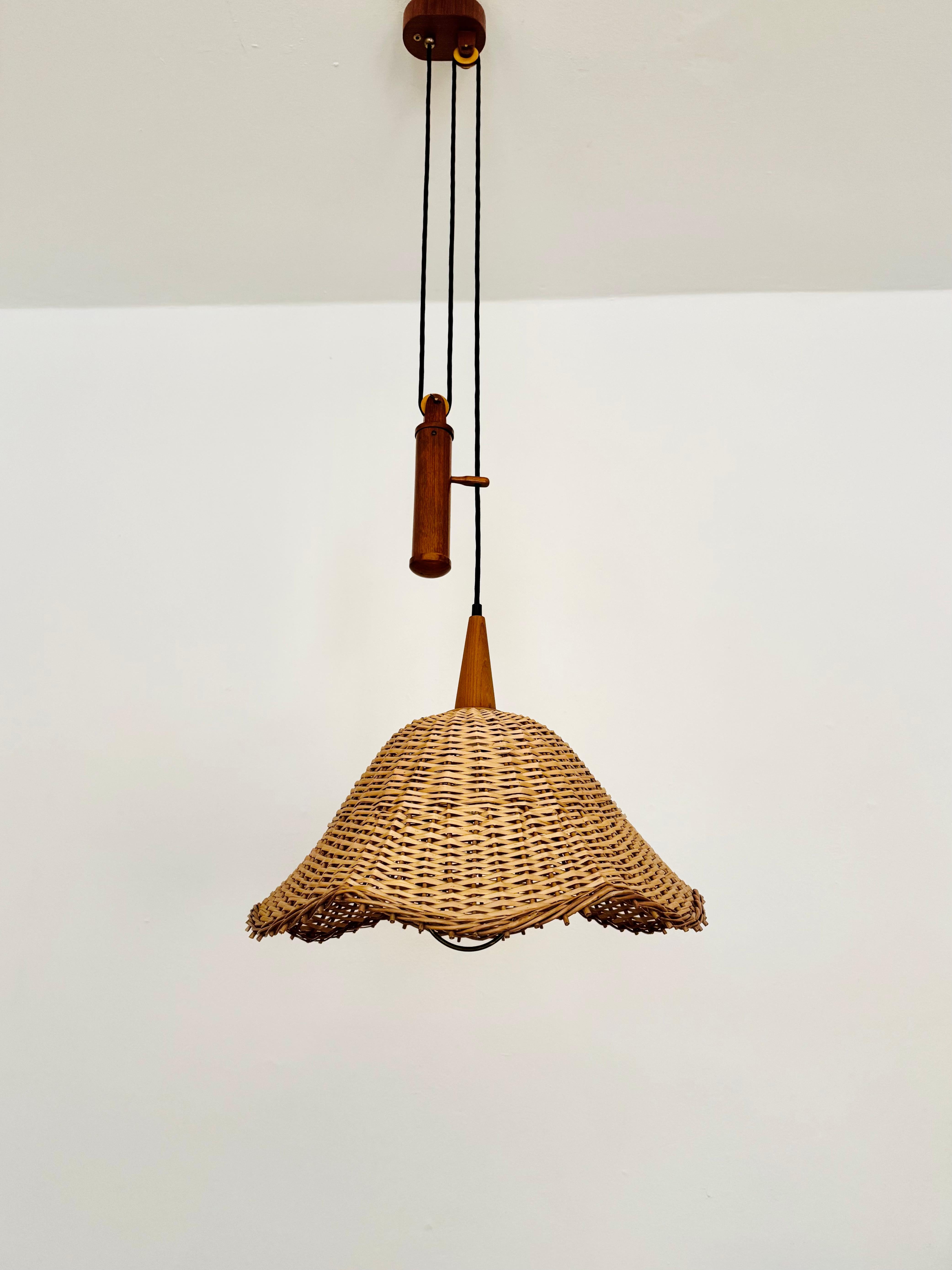Mid-Century moderno Lampada a sospensione regolabile in vimini e teak in vendita