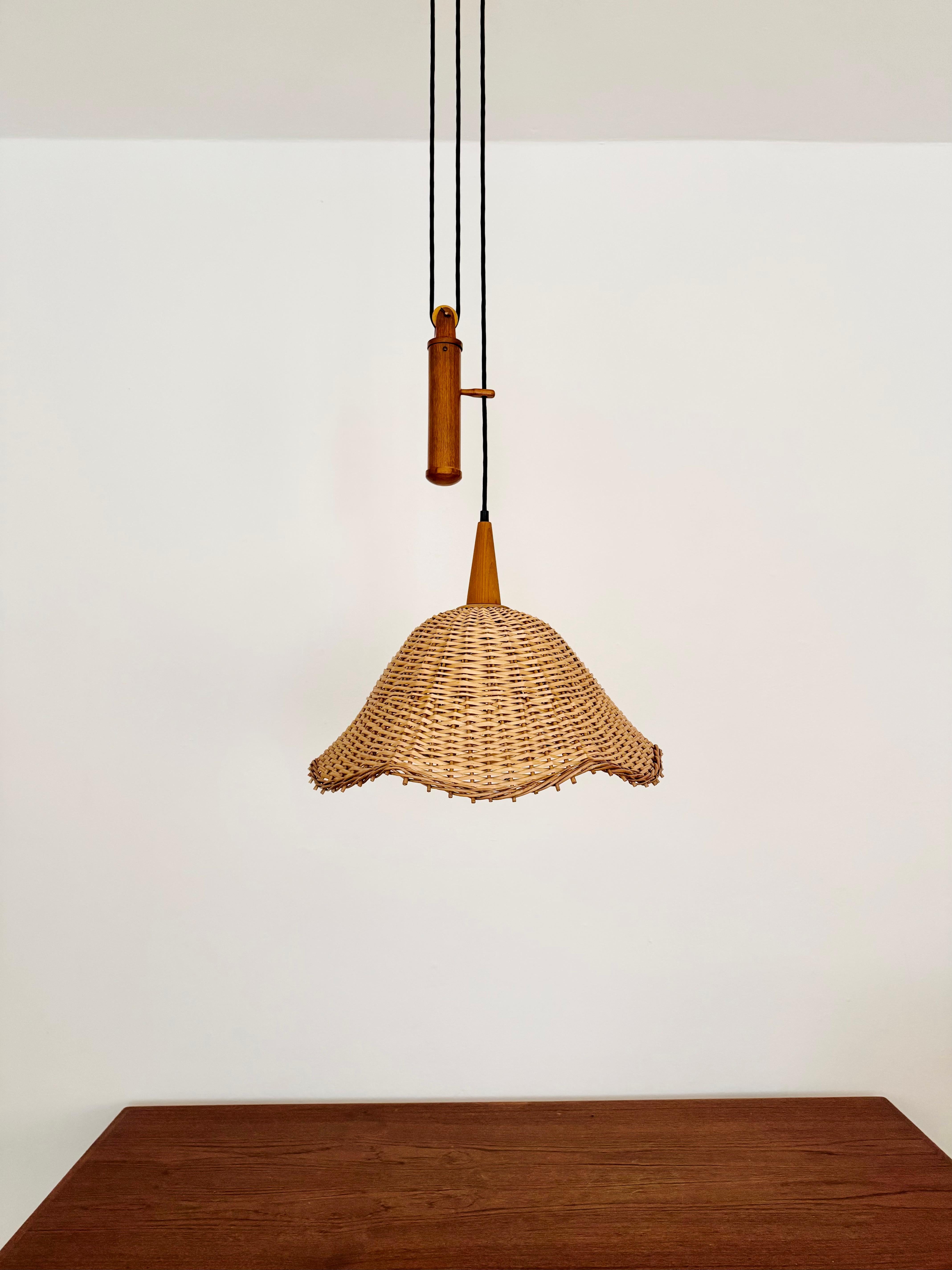 Lampada a sospensione regolabile in vimini e teak In condizioni buone in vendita a München, DE