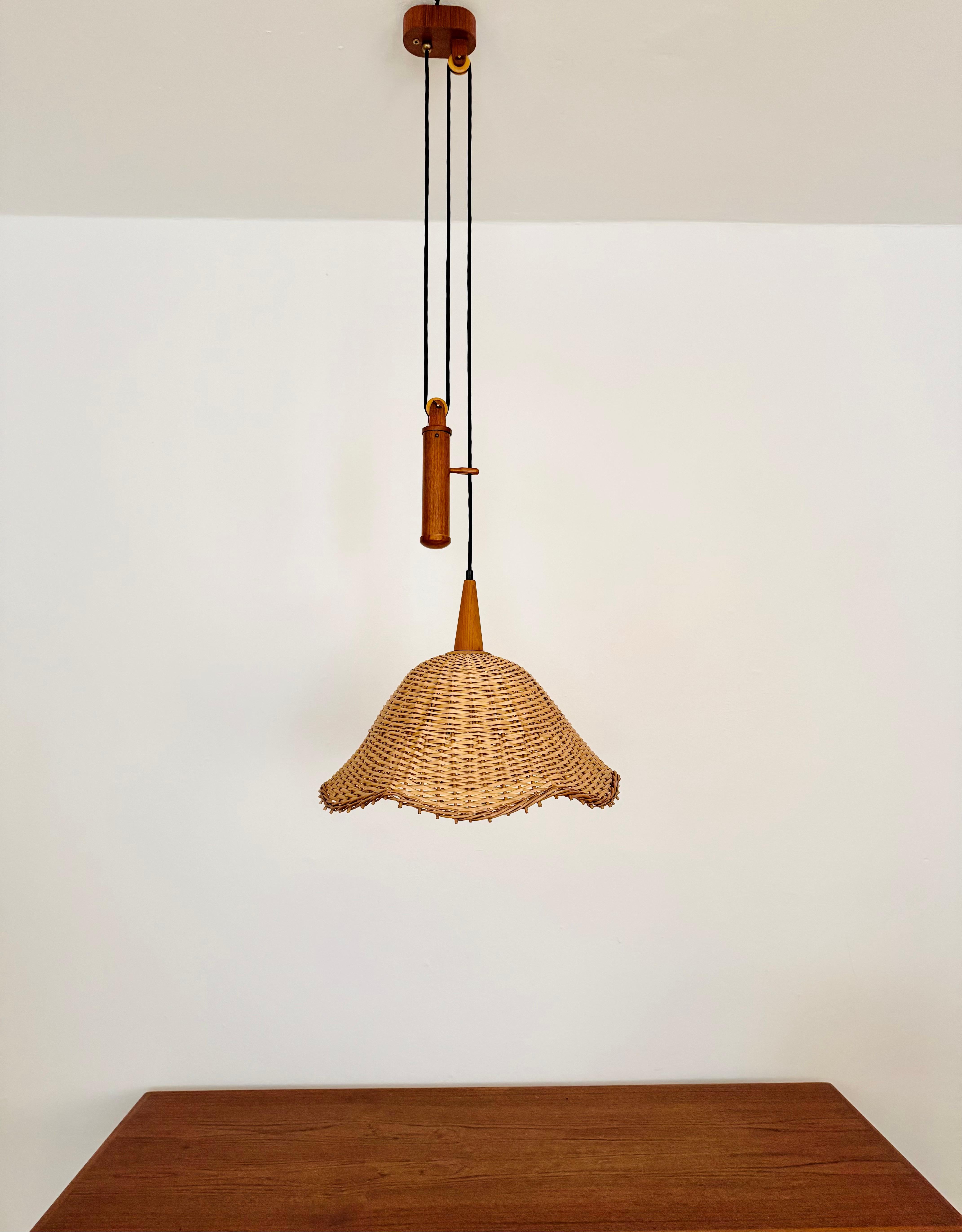 Metà XX secolo Lampada a sospensione regolabile in vimini e teak in vendita
