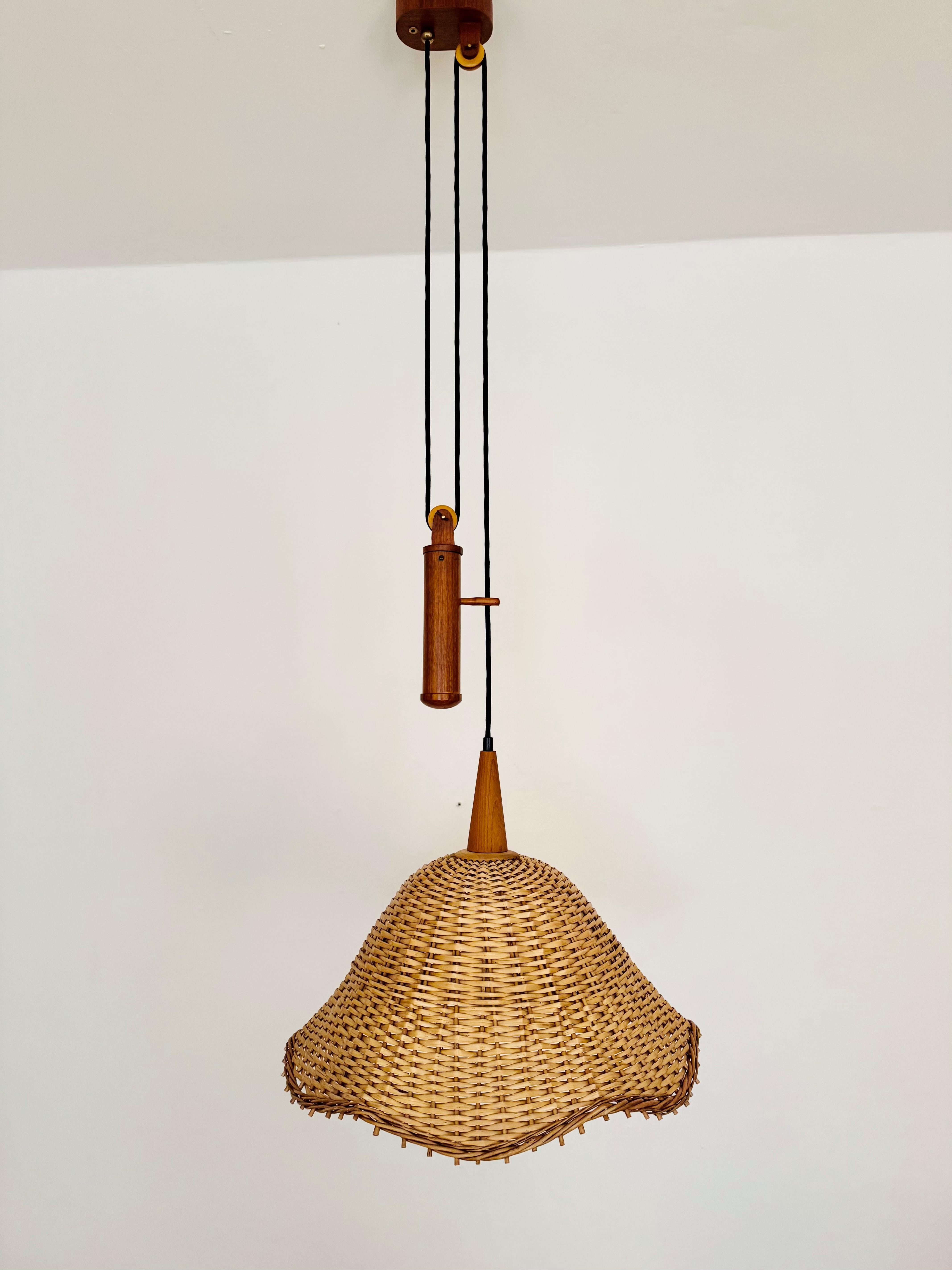 Vimini Lampada a sospensione regolabile in vimini e teak in vendita