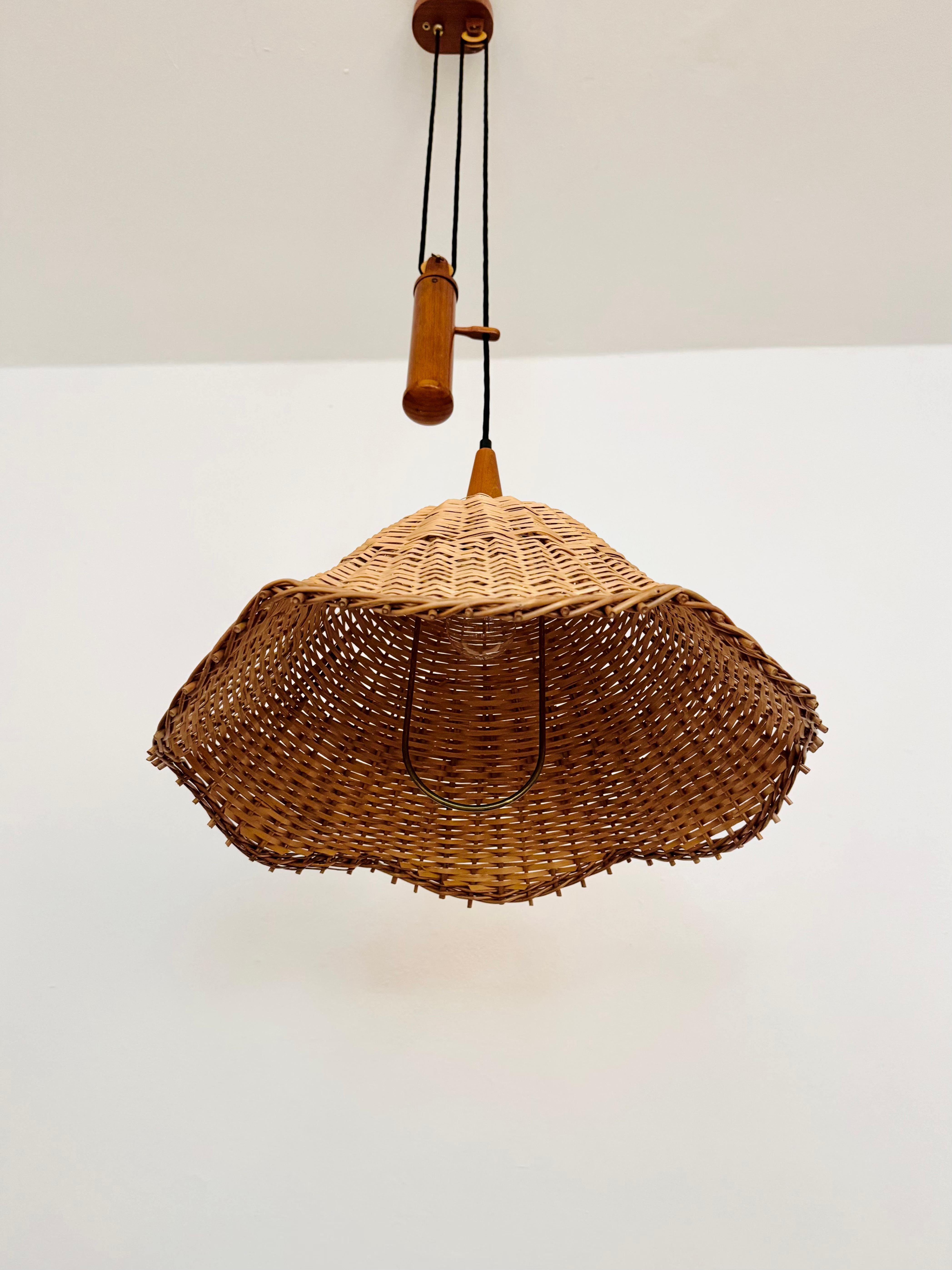 Lampada a sospensione regolabile in vimini e teak in vendita 1