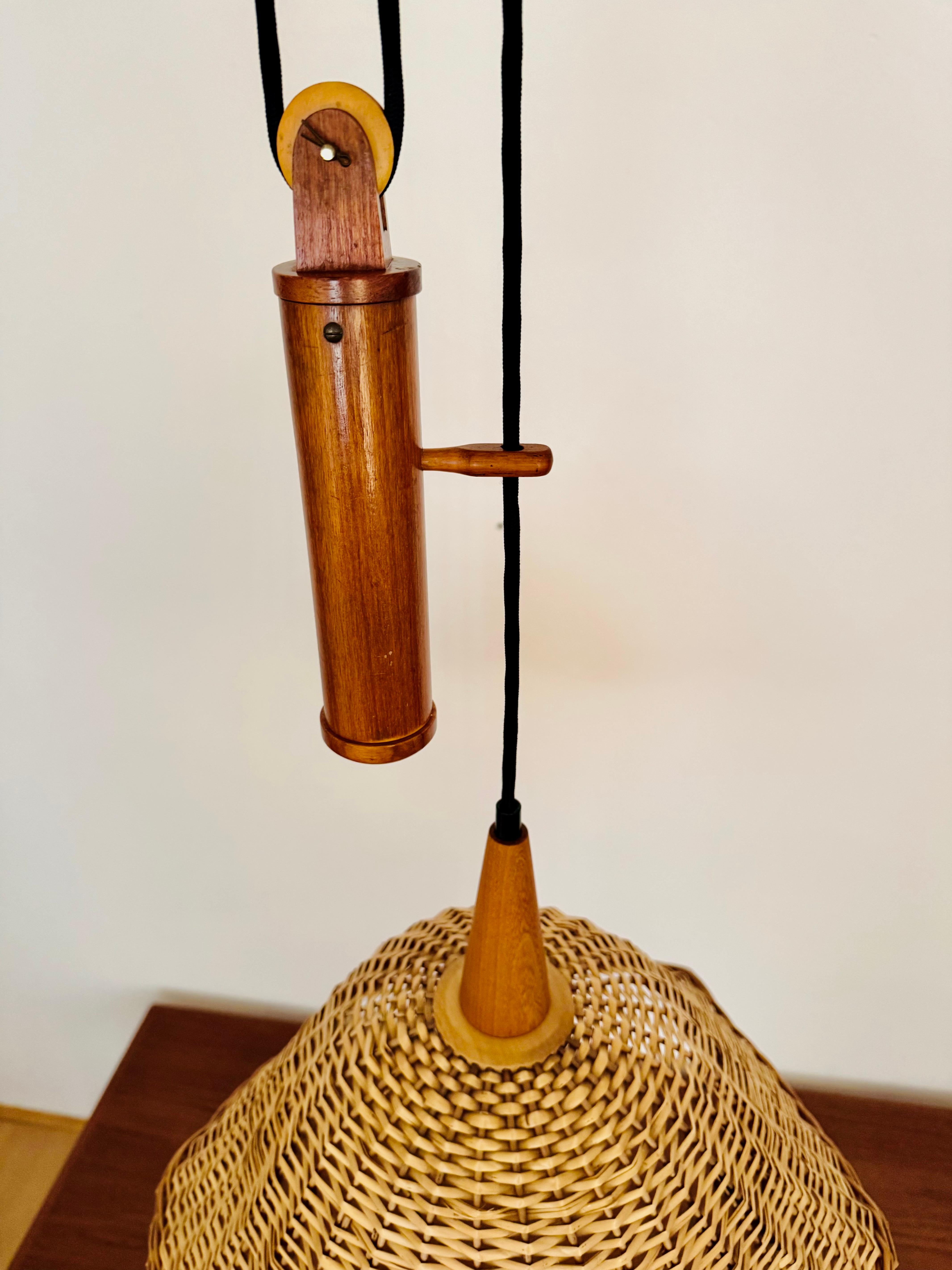 Lampada a sospensione regolabile in vimini e teak in vendita 2