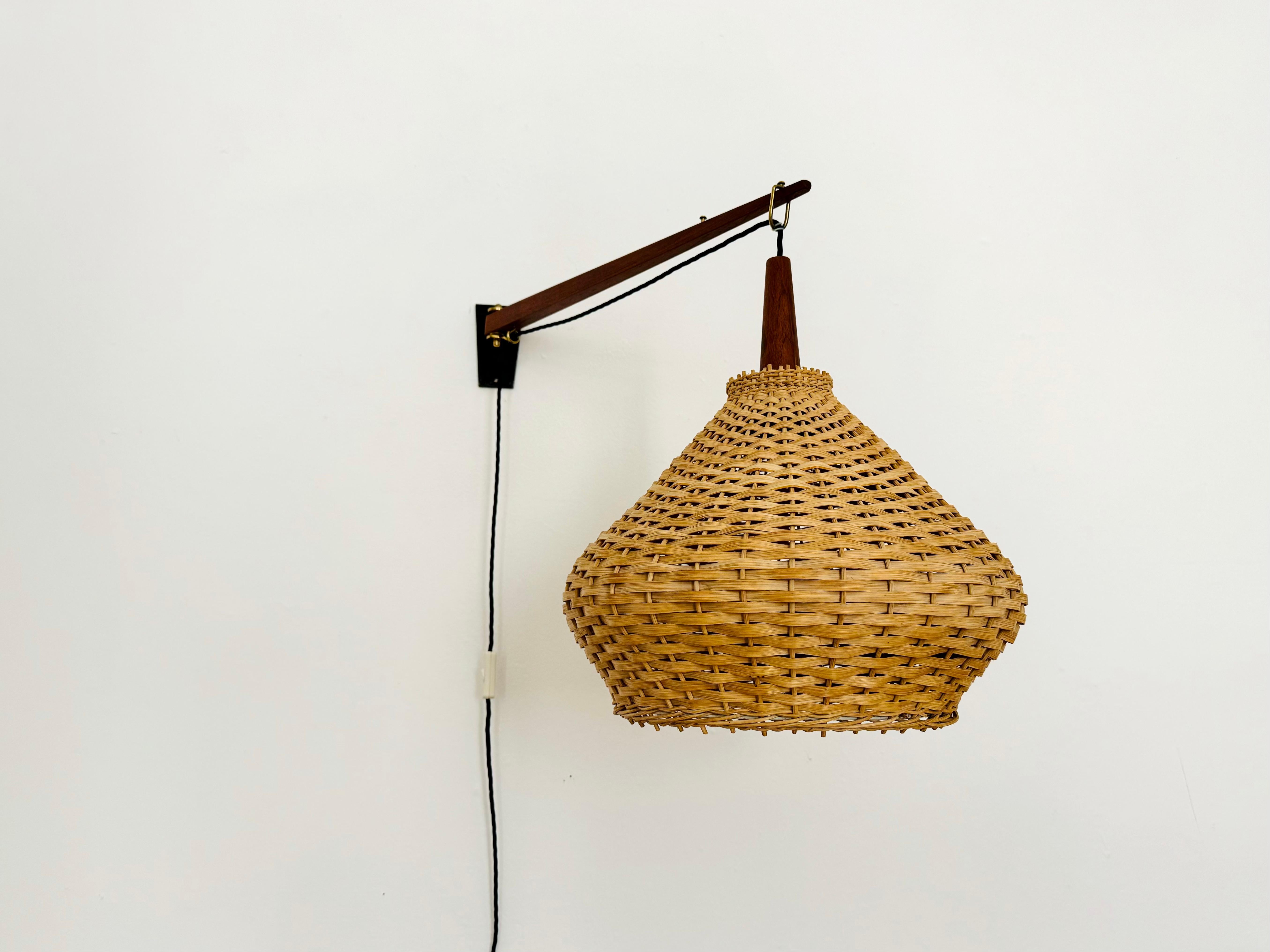 Stupenda lampada da parete regolabile degli anni '50.
Un design eccezionale e minimalista con un aspetto incredibilmente elegante.
Braccio girevole in teak molto bello.
Il paralume crea un meraviglioso gioco di luci e un'atmosfera molto