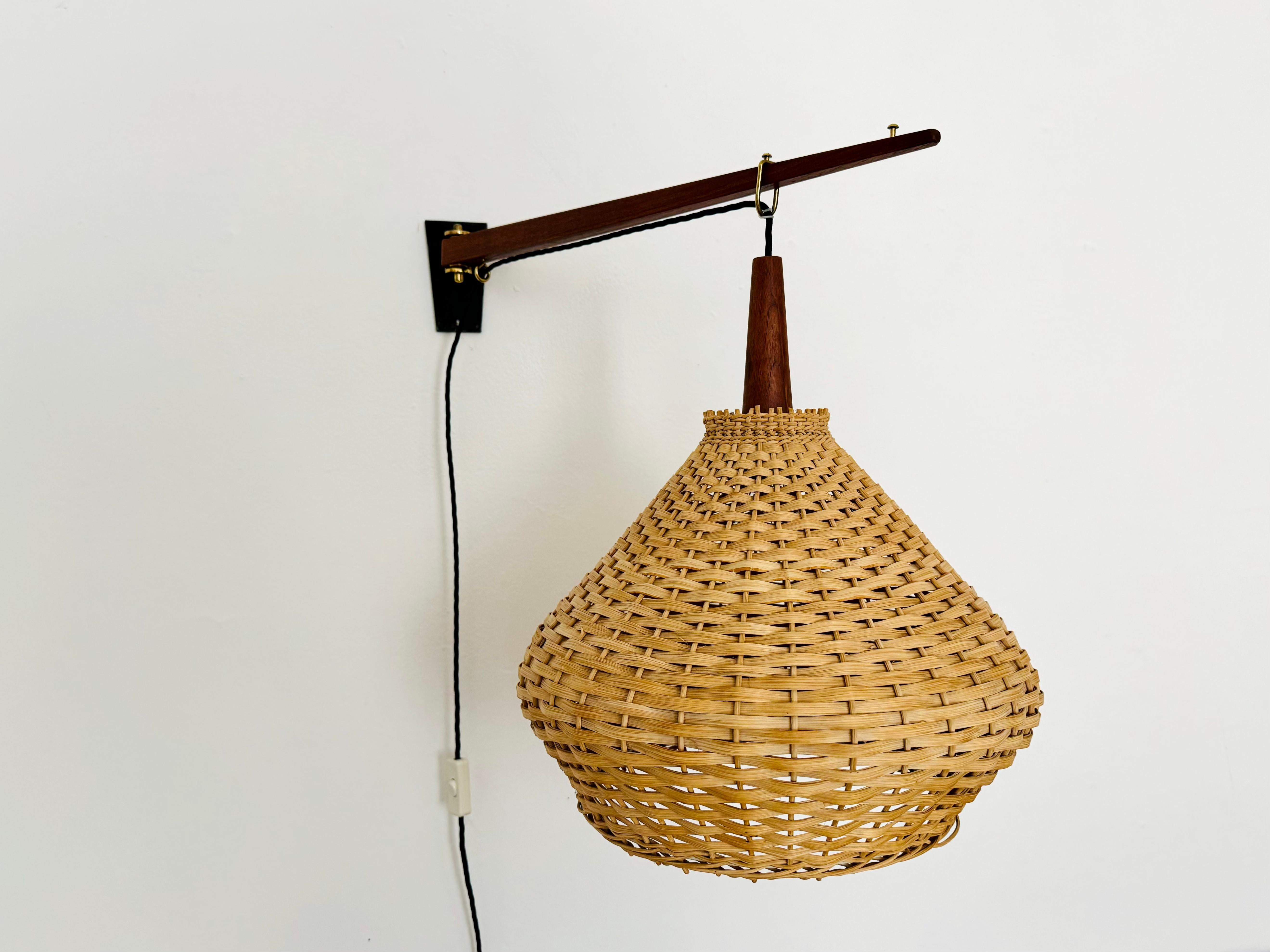 Scandinavo moderno Lampada da parete regolabile in vimini e teak di Kaiser Leuchten in vendita
