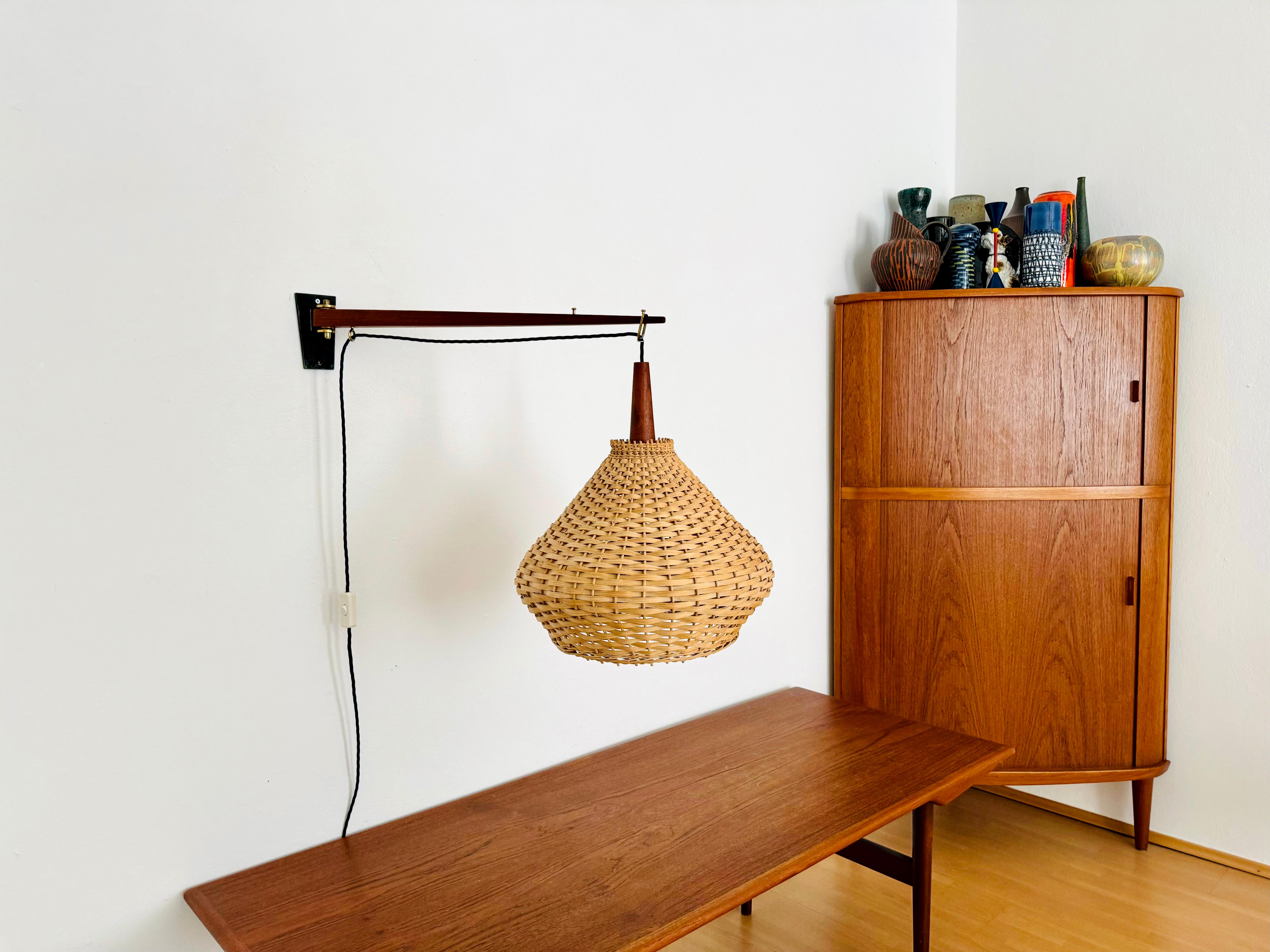 Metà XX secolo Lampada da parete regolabile in vimini e teak di Kaiser Leuchten in vendita