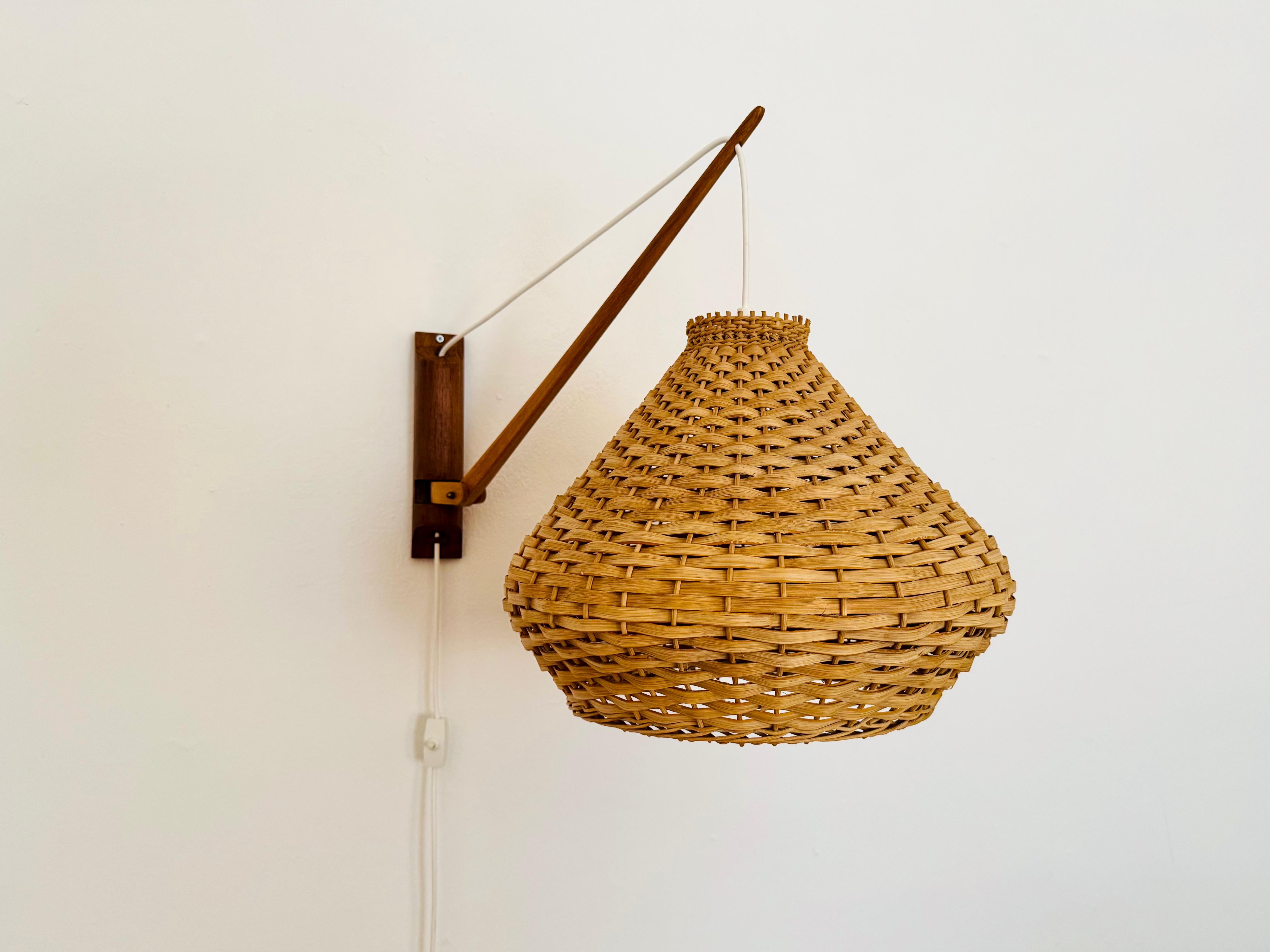 Stunning adjustable wall lamp from the 1960s.
Great and exceptionally minimalist design with a fantastically elegant look.
Very nice swivel teak arm.
The lampshade creates a wonderful play of light and a very cozy atmosphere.

Condition:

Very good