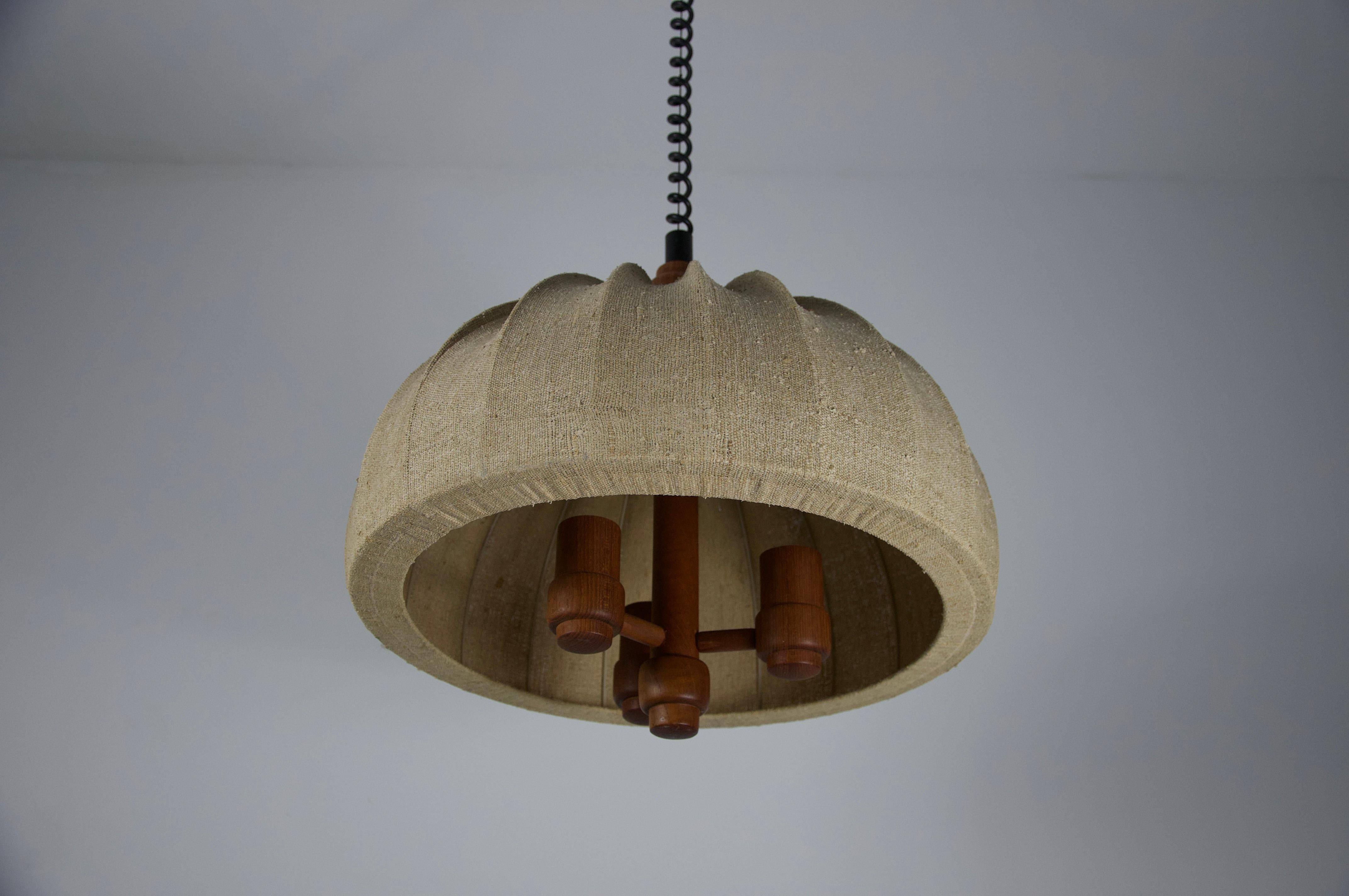 Tessile Lampada a sospensione regolabile con paralume in Wood e Fabrice di Domus, anni '60 in vendita