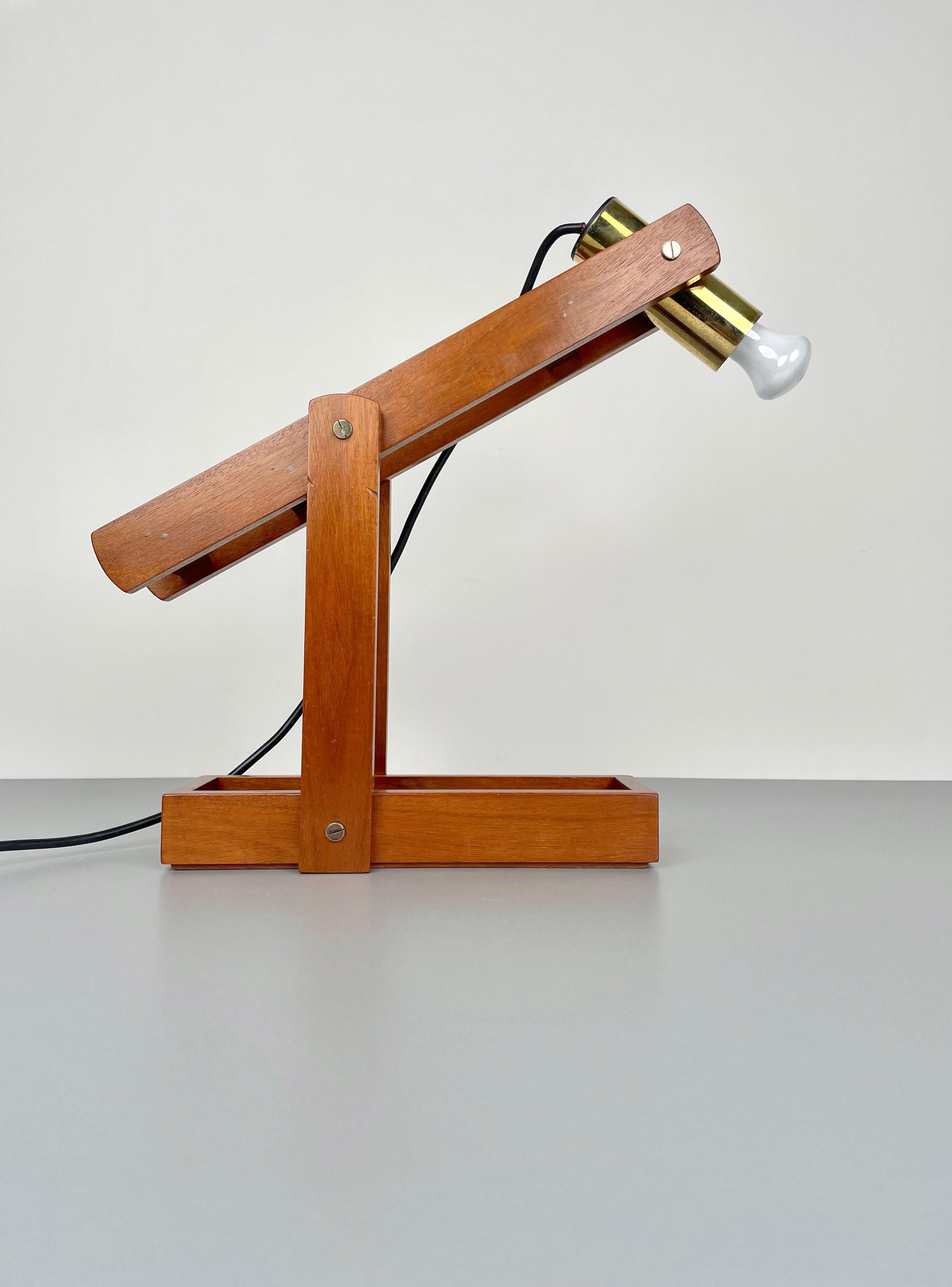 Lampe de bureau réglable en bois et laiton, Italie, années 1960 en vente 2