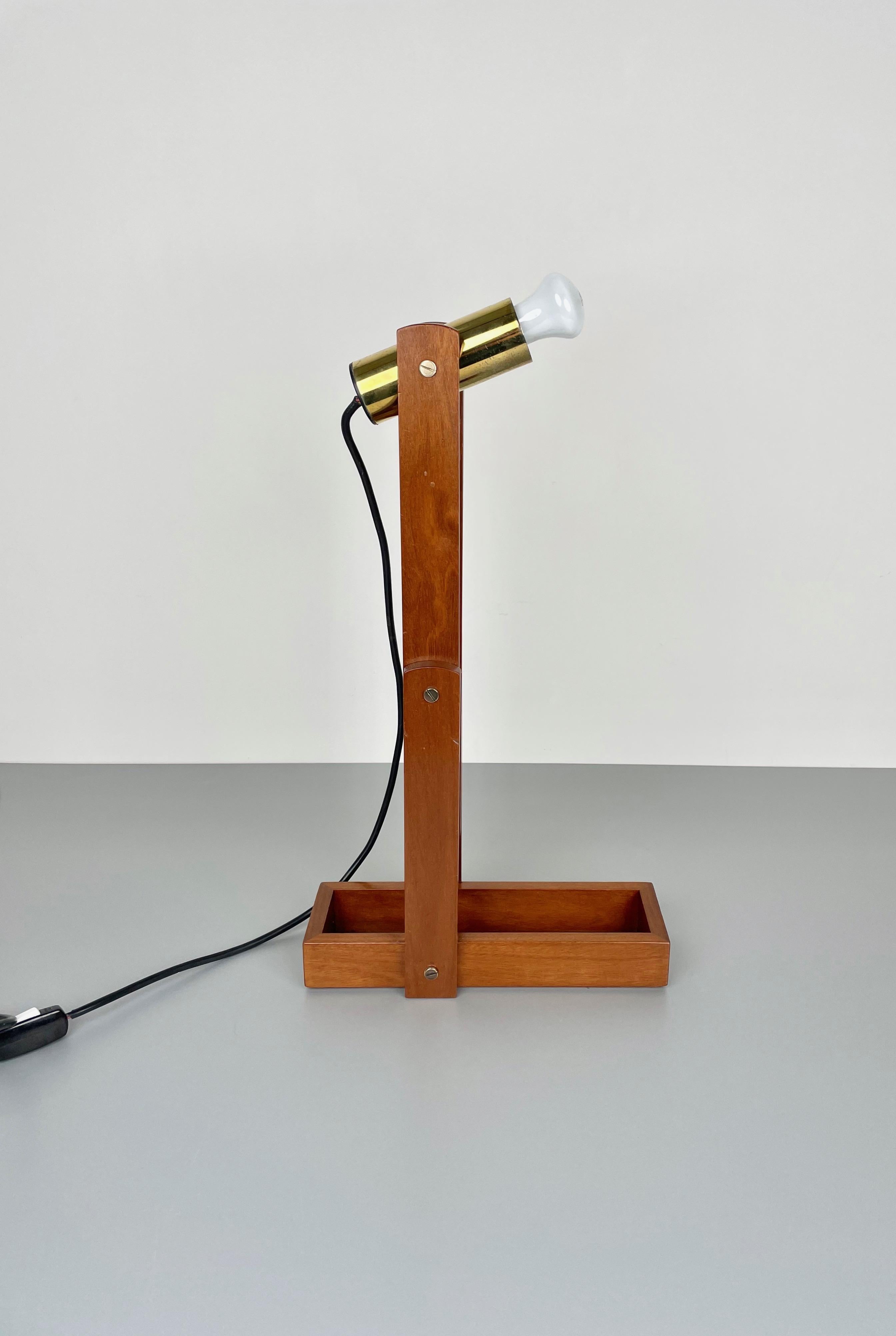 Lampe de bureau réglable en bois et laiton, Italie, années 1960 en vente 4