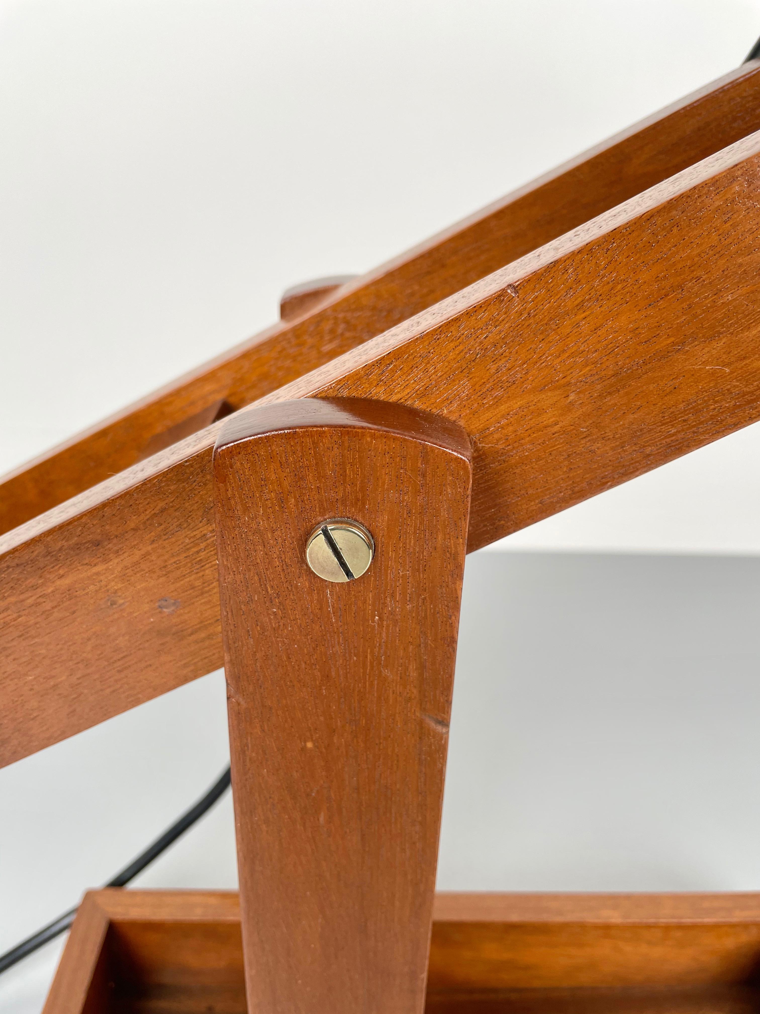 Lámpara de mesa regulable de madera y latón, Italia, años 60 en venta 8