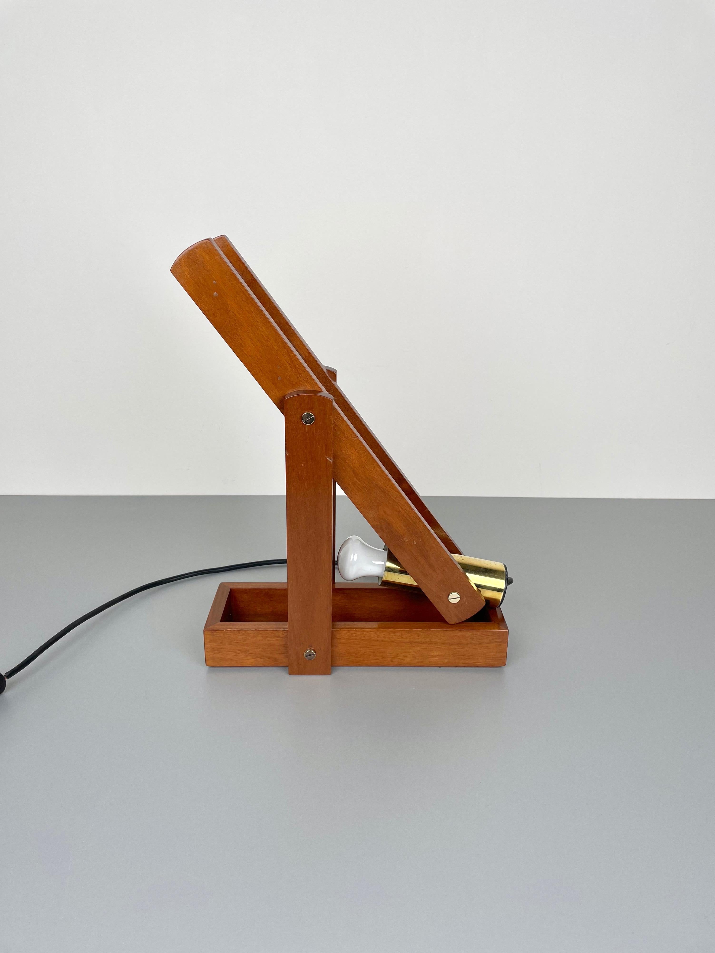 Lámpara de mesa regulable de madera y latón, Italia, años 60 en venta 10