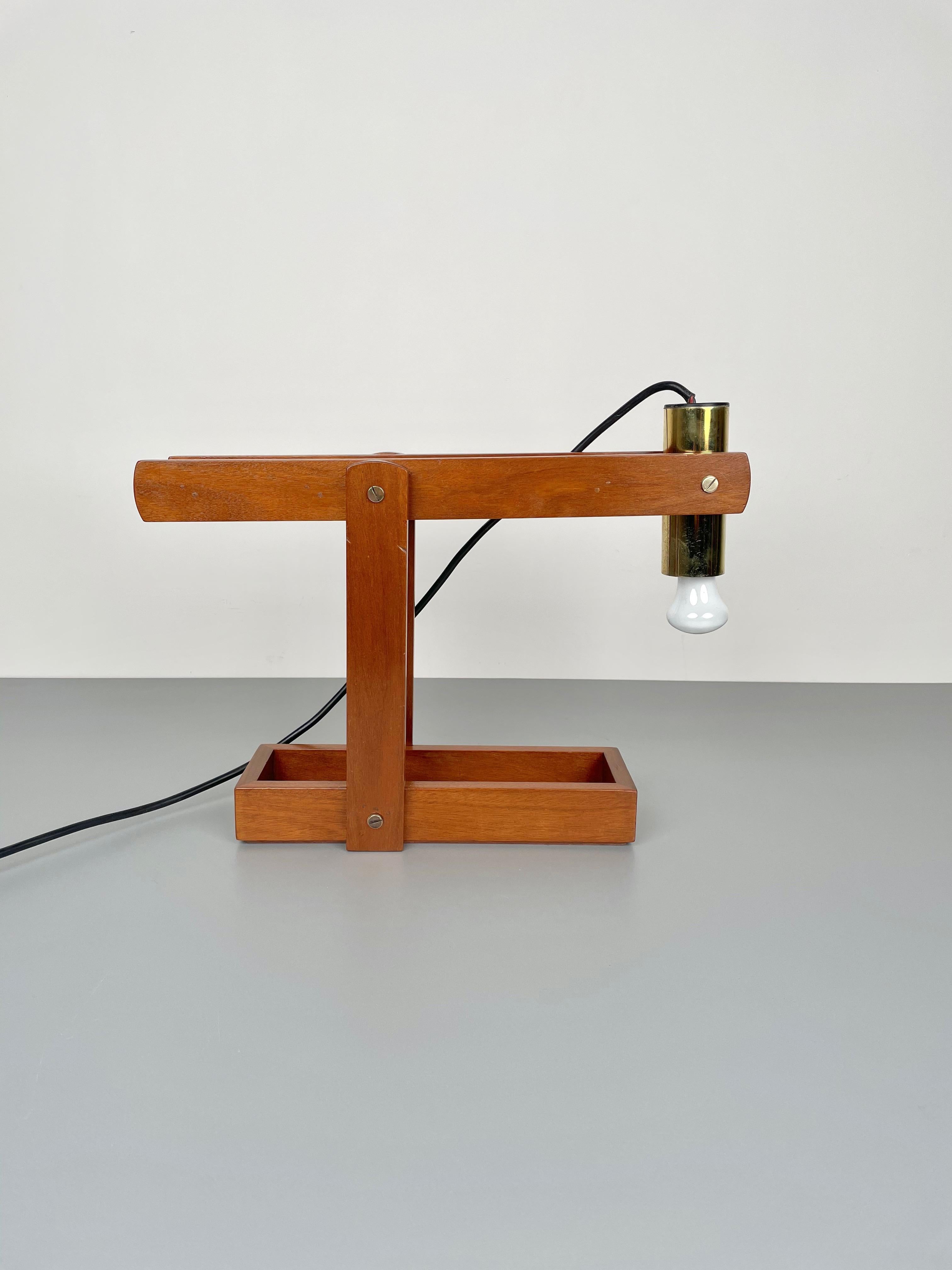 Lámpara de mesa regulable de madera y latón, Italia, años 60 Italiano en venta