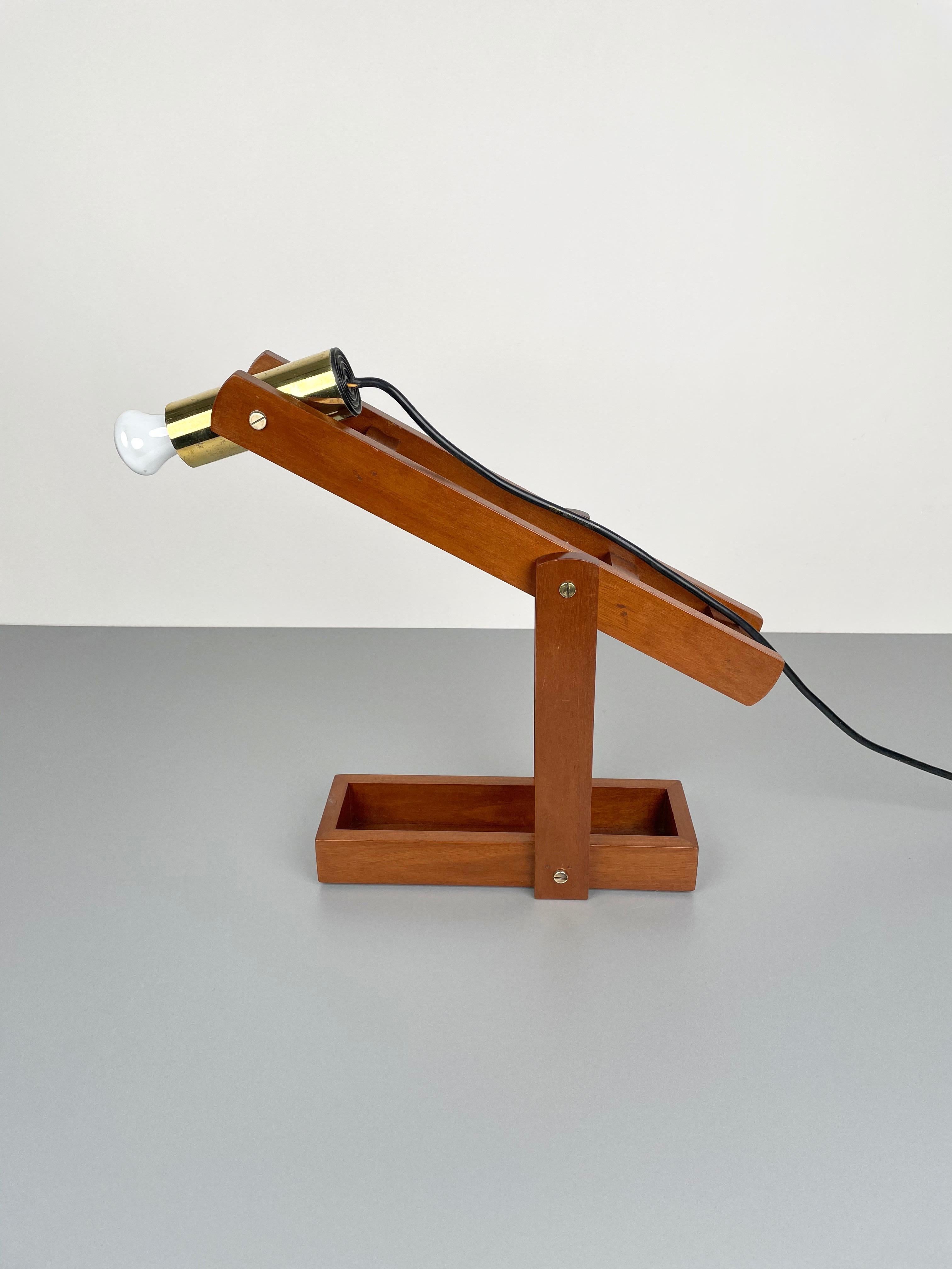 Milieu du XXe siècle Lampe de bureau réglable en bois et laiton, Italie, années 1960 en vente