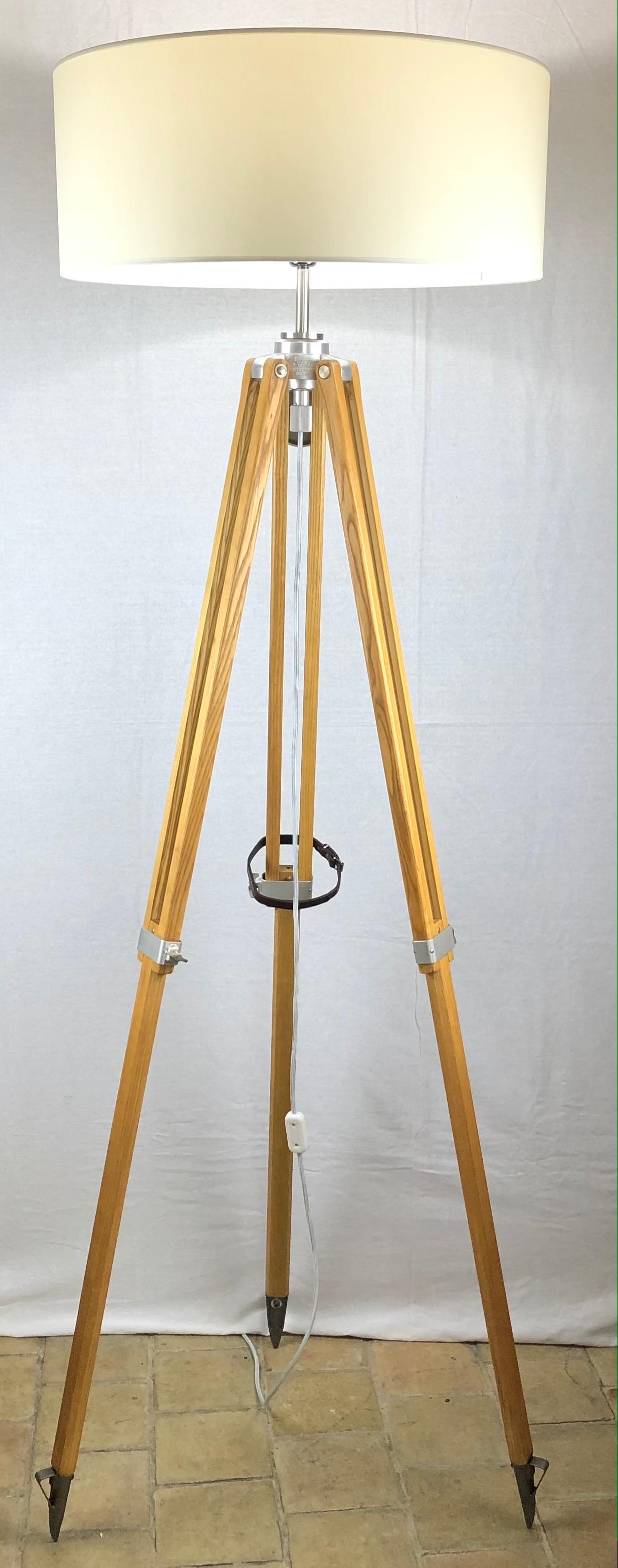 Adjustable Wooden Tripod Floor Lamp Natural Finish by Kern Aarau, Switzerland In Good Condition For Sale In Miami, FL