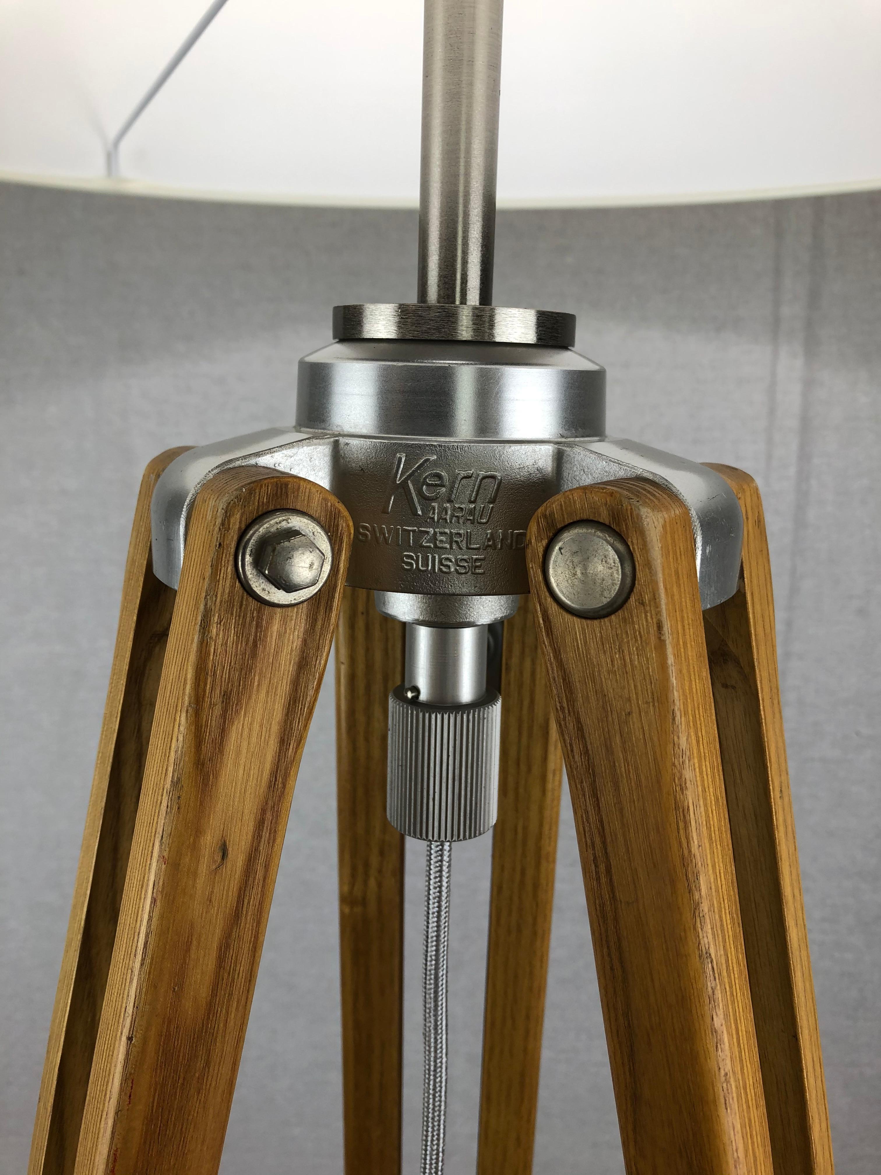 Svizzero Lampada da terra a treppiede regolabile in legno con finitura naturale di Kern of Aarau, Svizzera in vendita