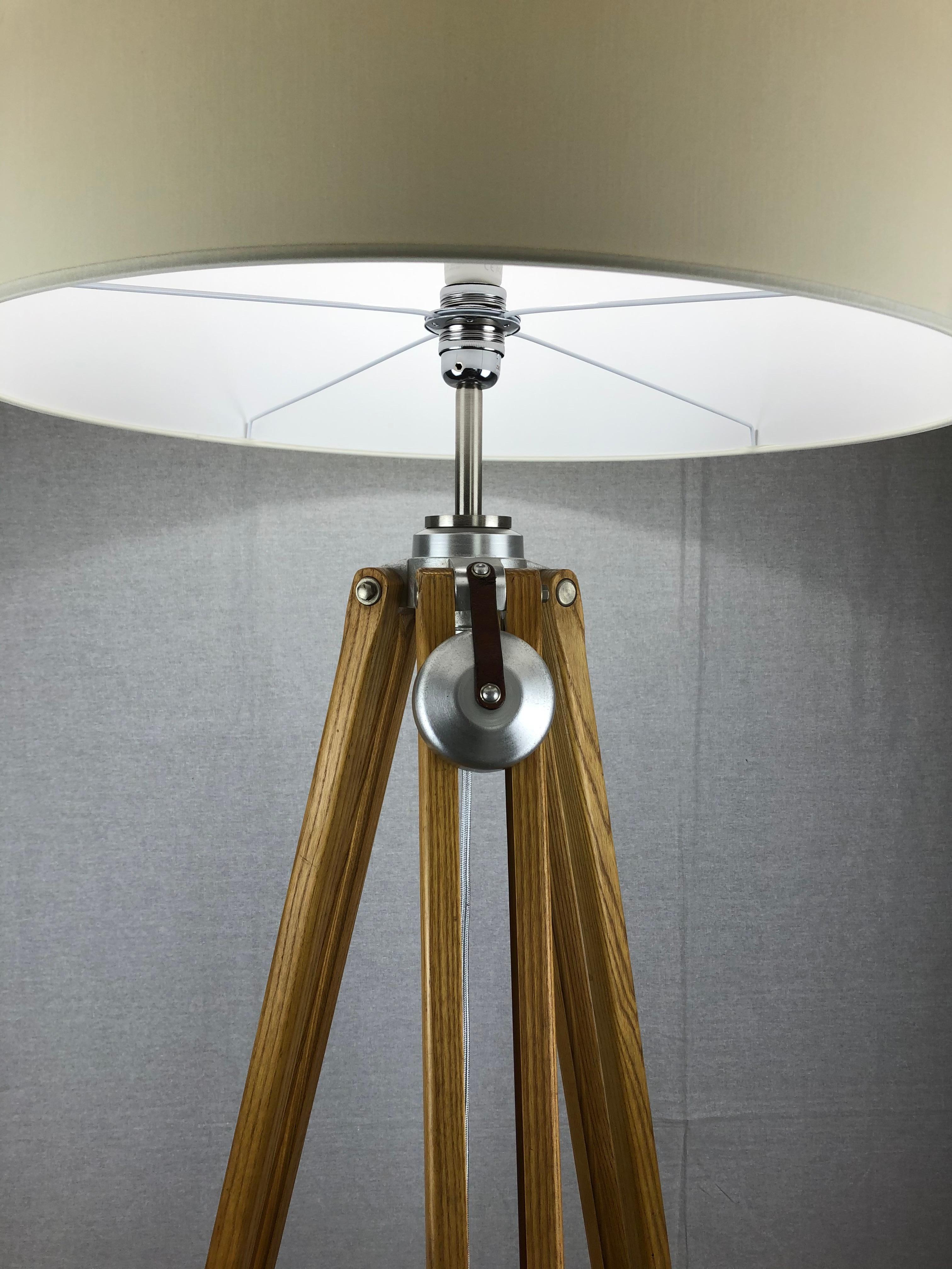 Lampada da terra a treppiede regolabile in legno con finitura naturale di Kern of Aarau, Svizzera In condizioni buone in vendita a Miami, FL