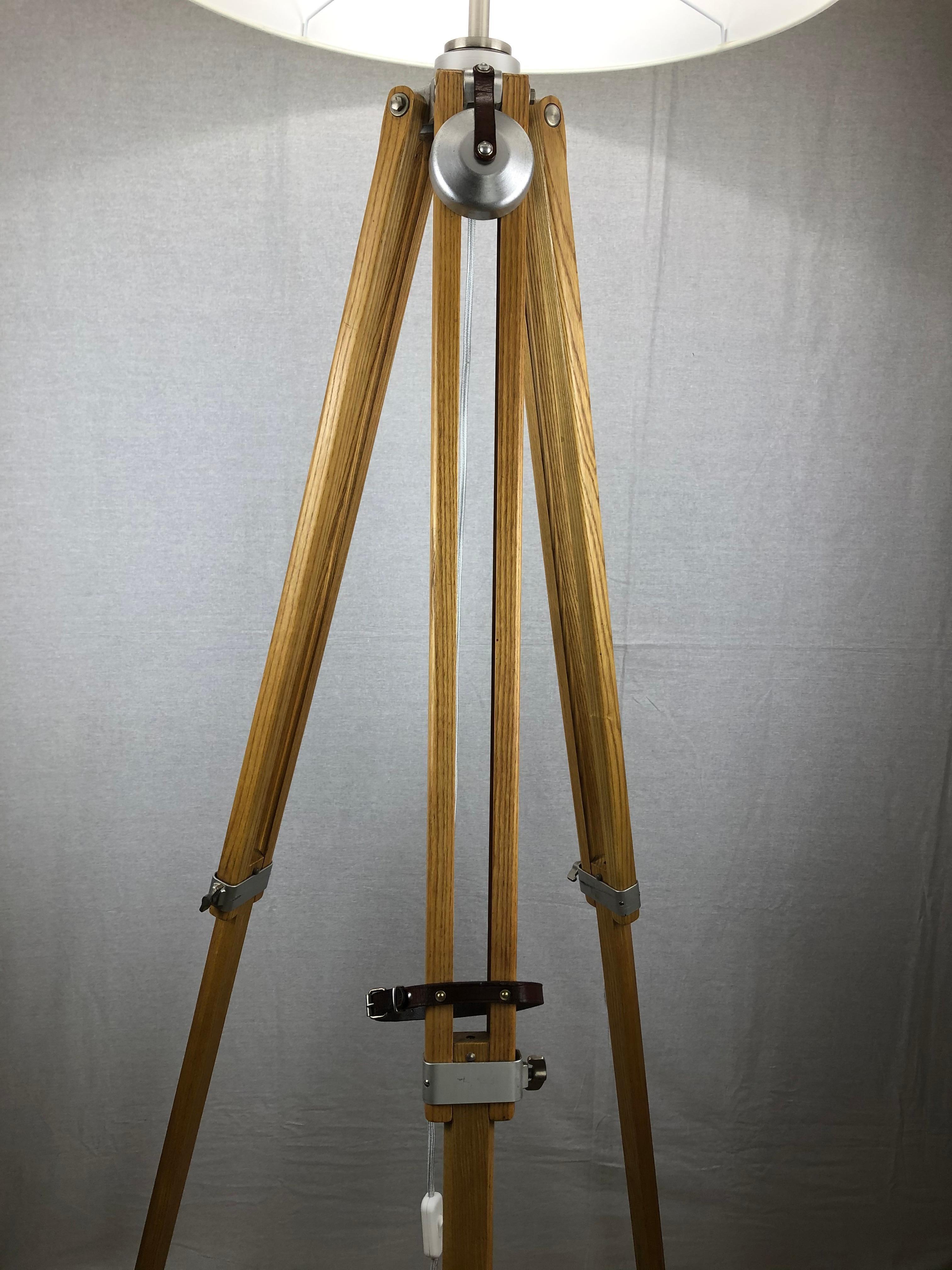 XX secolo Lampada da terra a treppiede regolabile in legno con finitura naturale di Kern of Aarau, Svizzera in vendita
