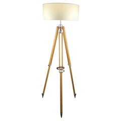 Lampada da terra a treppiede regolabile in legno con finitura naturale di Kern of Aarau, Svizzera