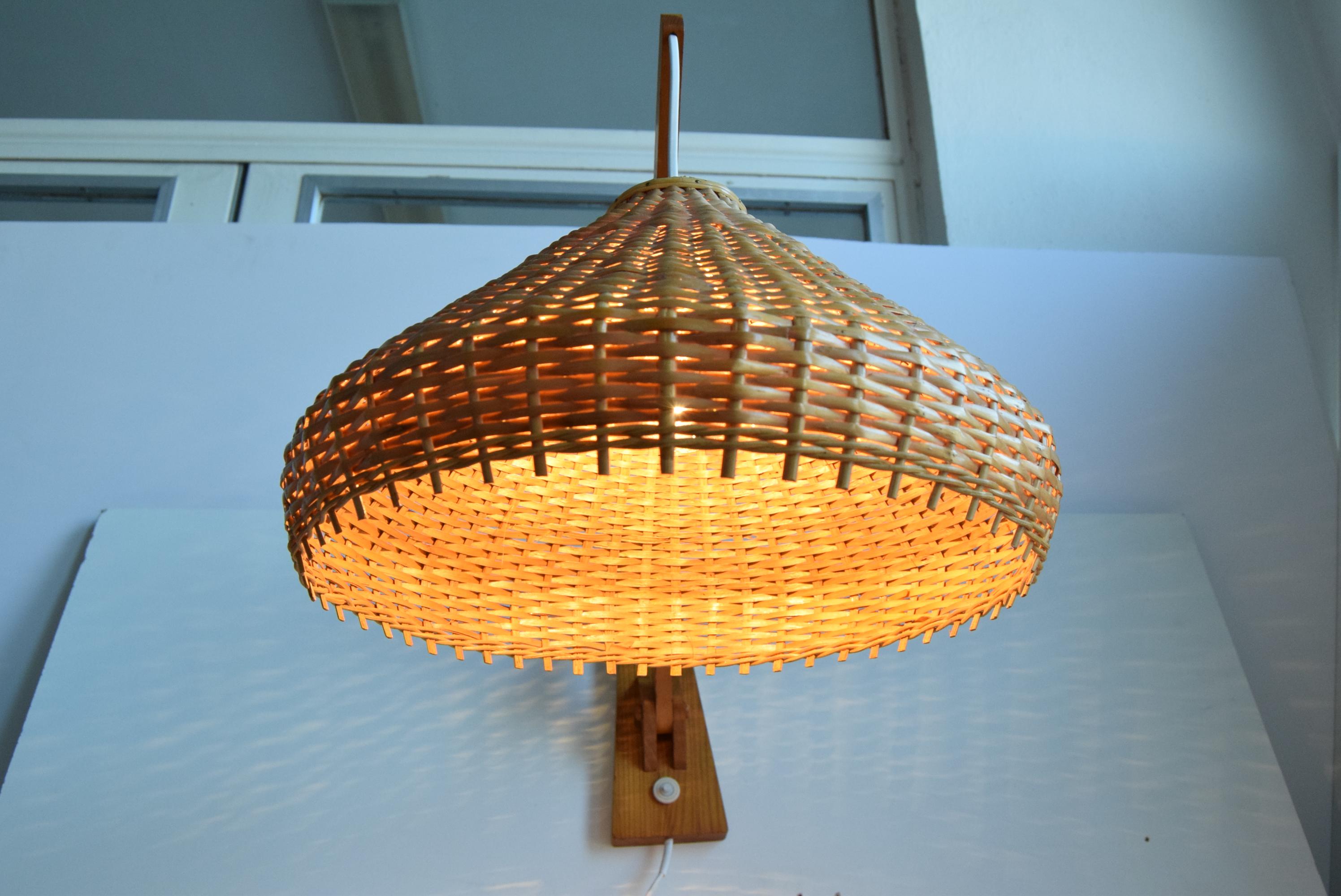 Lampada da parete regolabile in legno degli anni '60 di Pokrok Žilina, Cecoslovacchia. in vendita 12
