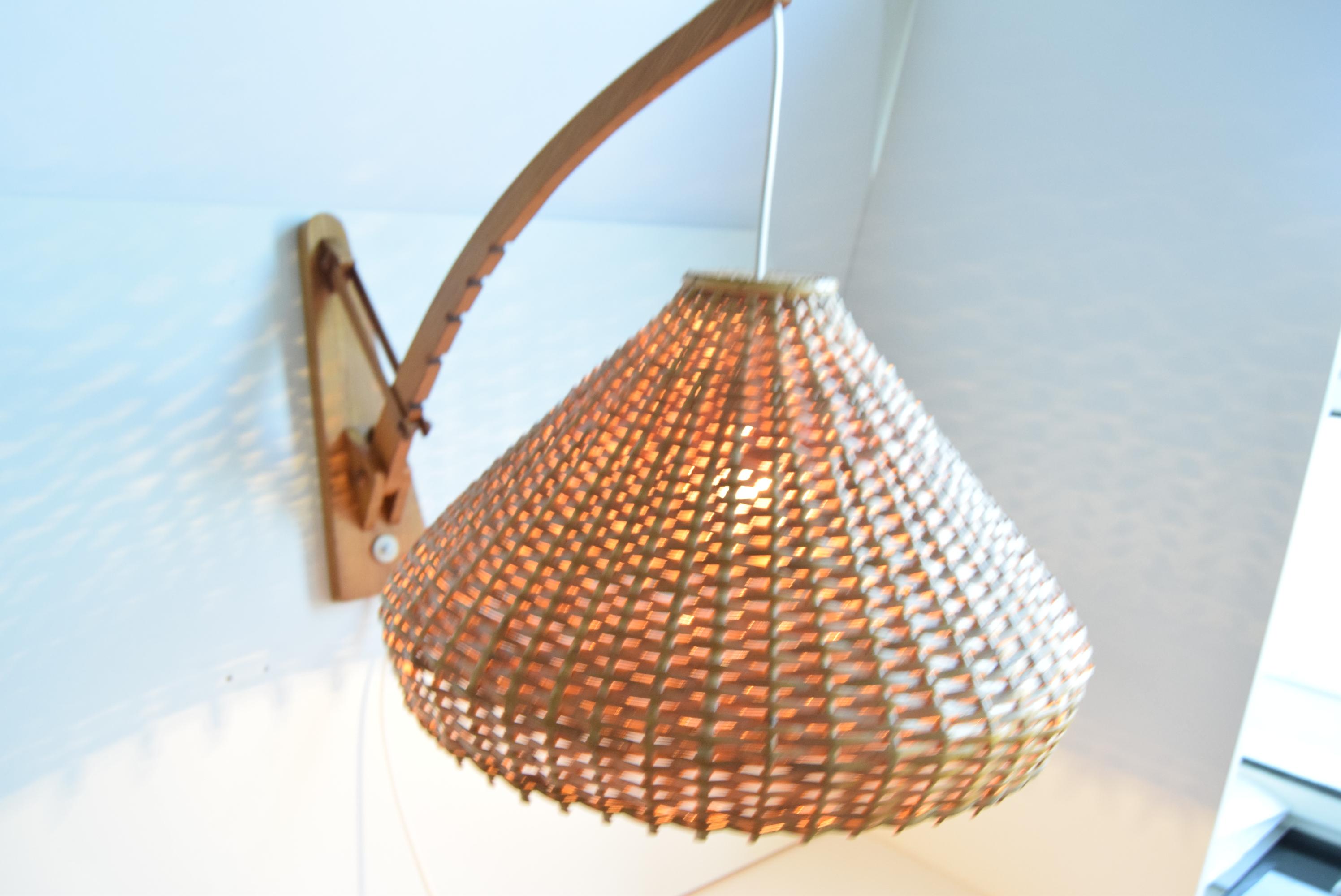 Lampada da parete regolabile in legno degli anni '60 di Pokrok Žilina, Cecoslovacchia. in vendita 13