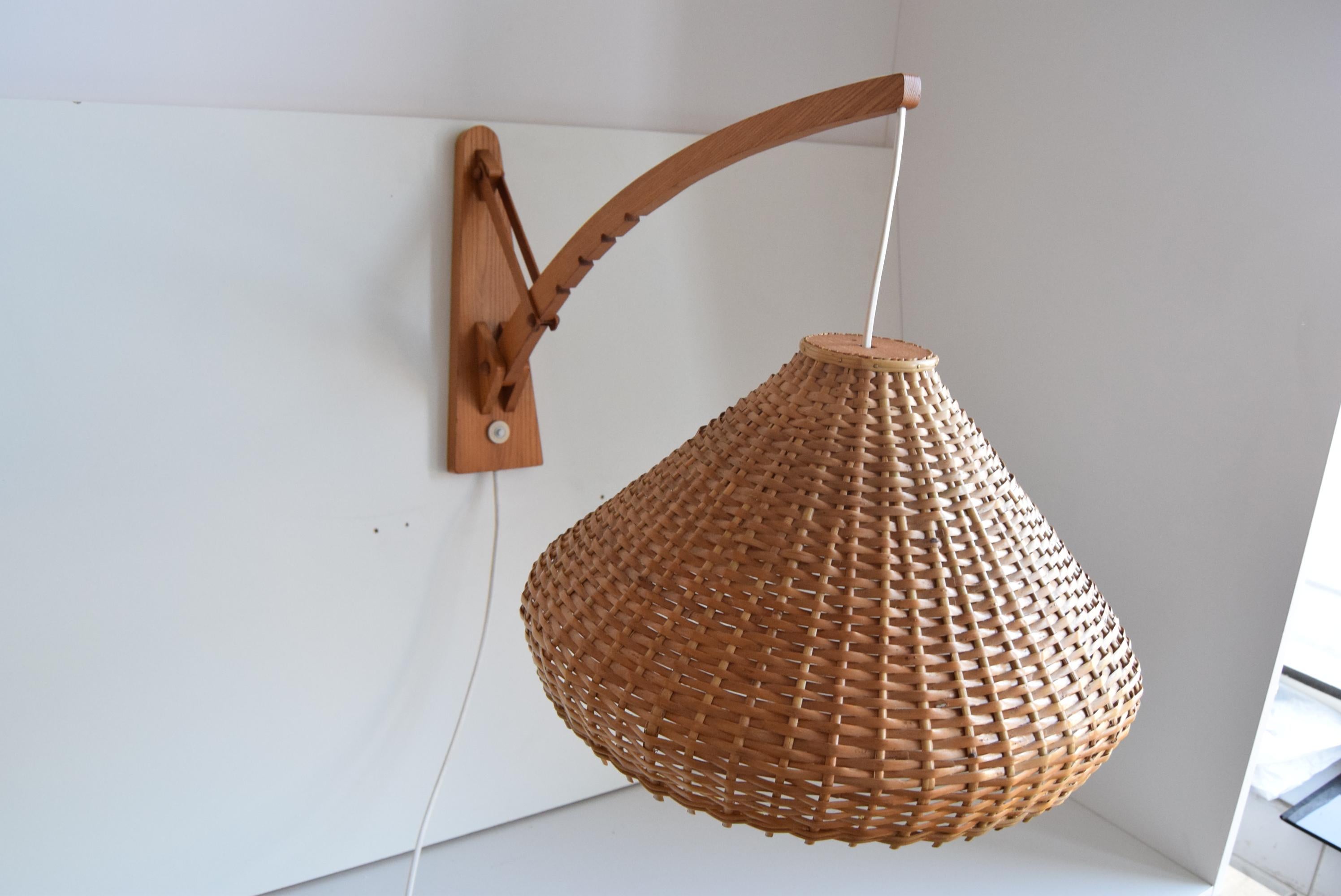 Mid-Century moderno Lampada da parete regolabile in legno degli anni '60 di Pokrok Žilina, Cecoslovacchia. in vendita
