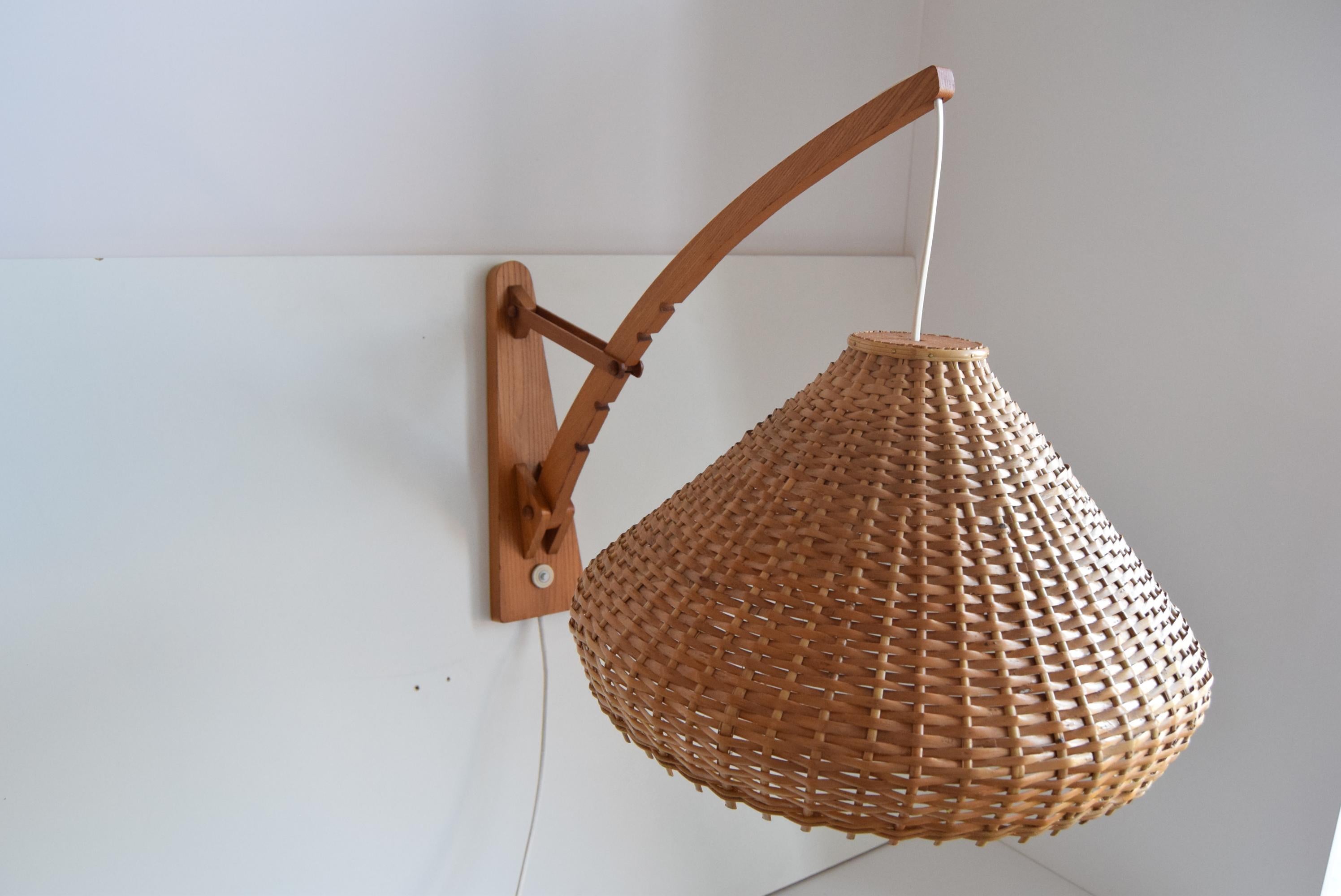 Lampada da parete regolabile in legno degli anni '60 di Pokrok Žilina, Cecoslovacchia. In condizioni buone in vendita a Praha, CZ
