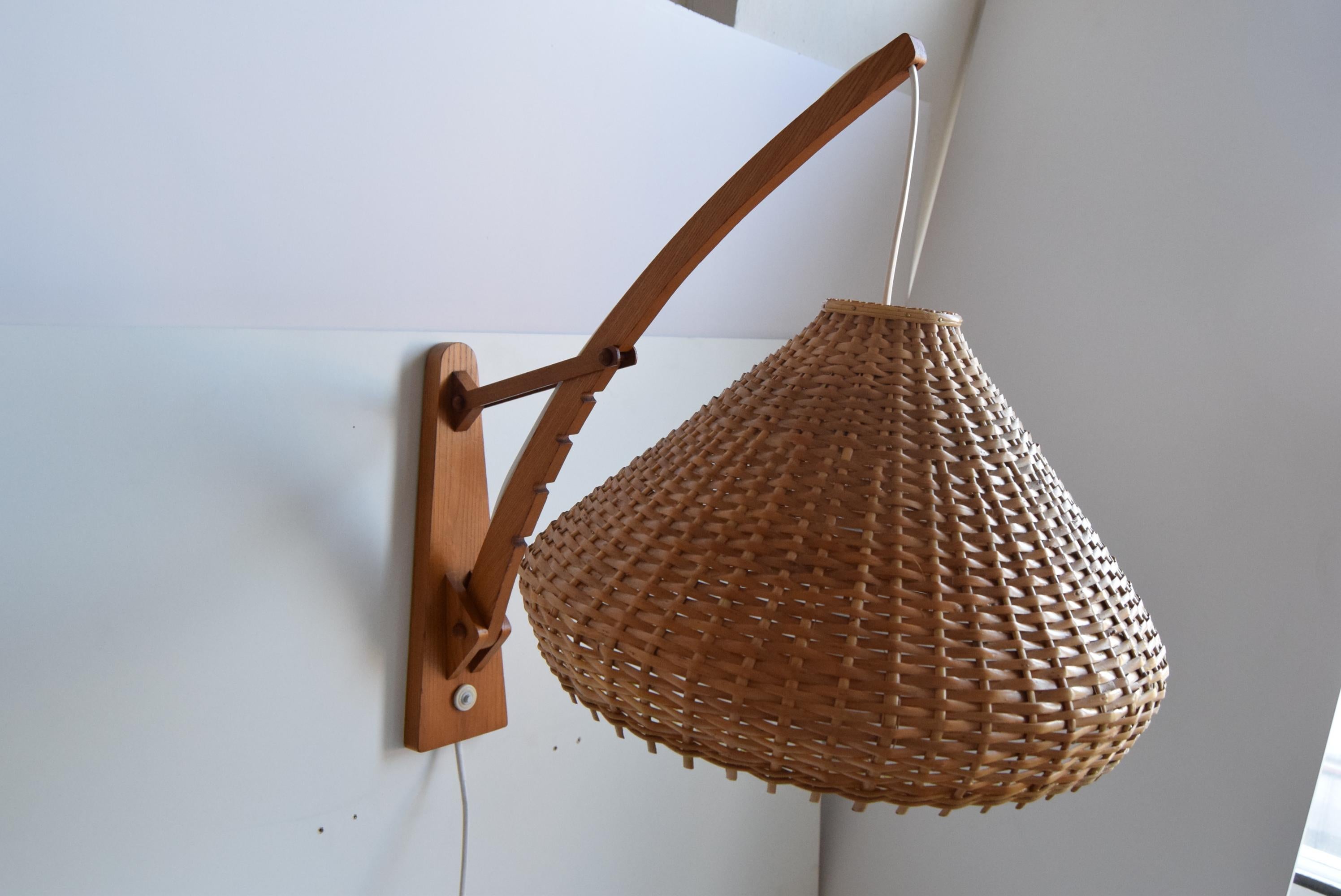 Metà XX secolo Lampada da parete regolabile in legno degli anni '60 di Pokrok Žilina, Cecoslovacchia. in vendita