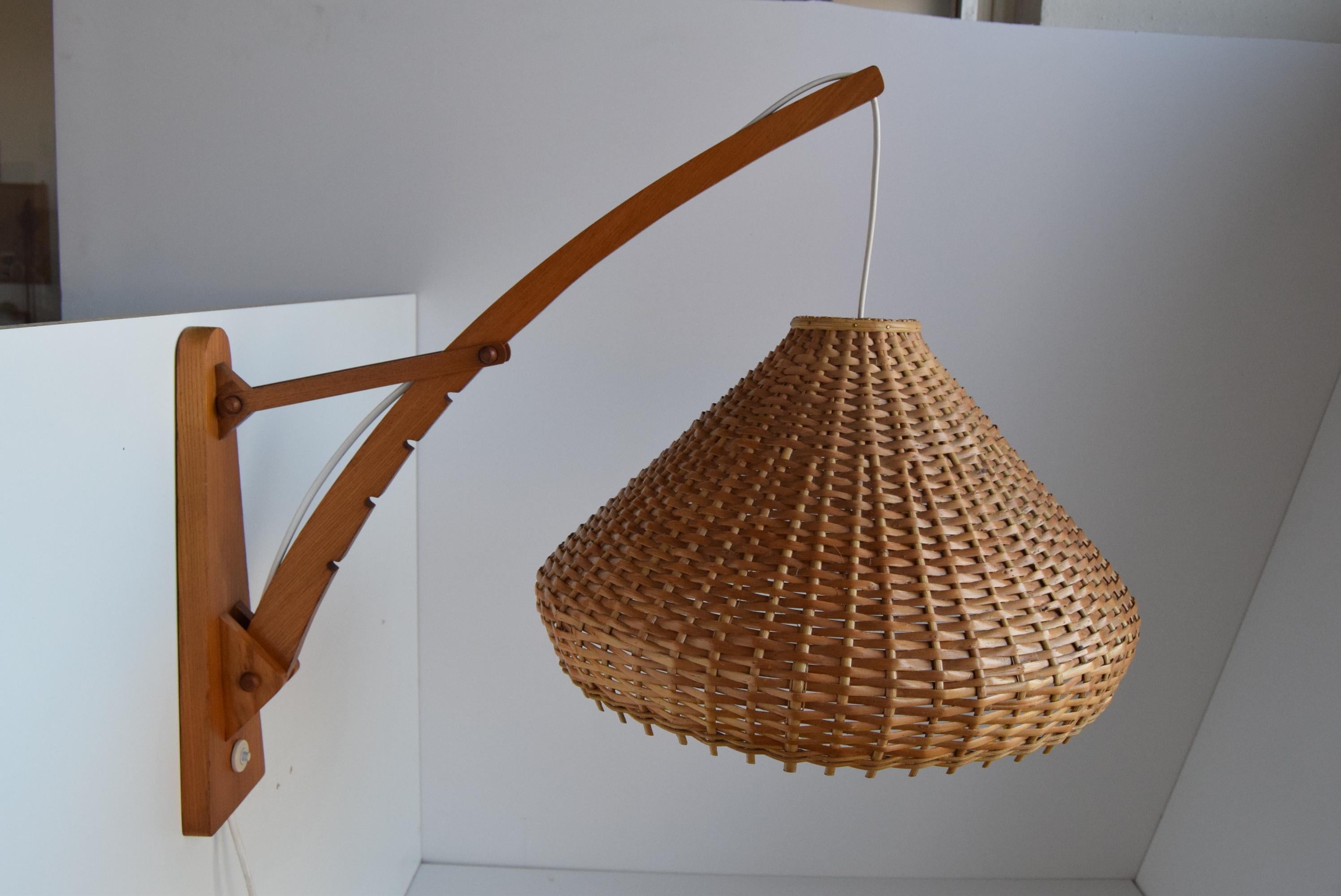 Rattan Lampada da parete regolabile in legno degli anni '60 di Pokrok Žilina, Cecoslovacchia. in vendita