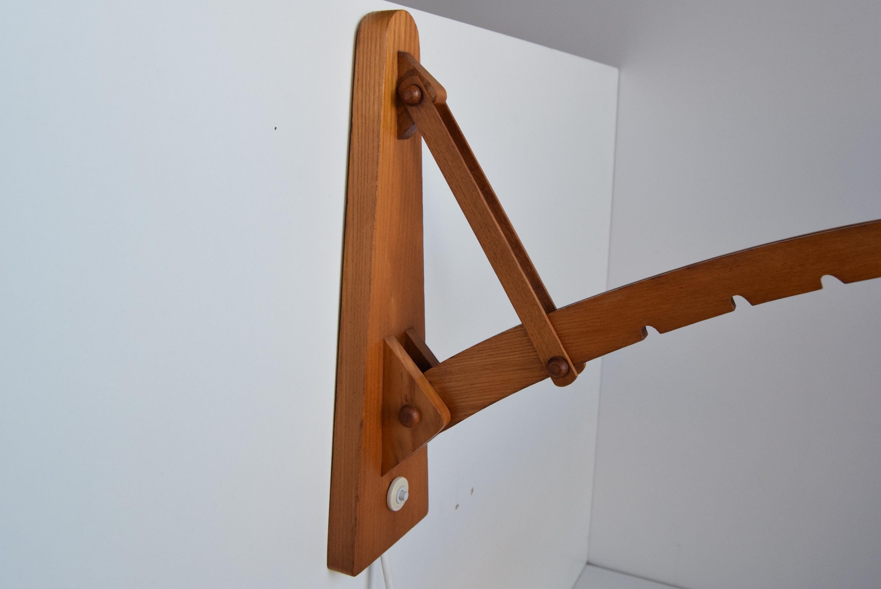 Lampada da parete regolabile in legno degli anni '60 di Pokrok Žilina, Cecoslovacchia. in vendita 1