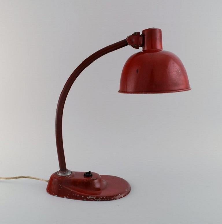 Adjustable Work Lamp in Original Red Lacquer, Industrial Design, Mid-20th In Good Condition For Sale In Copenhagen, DK