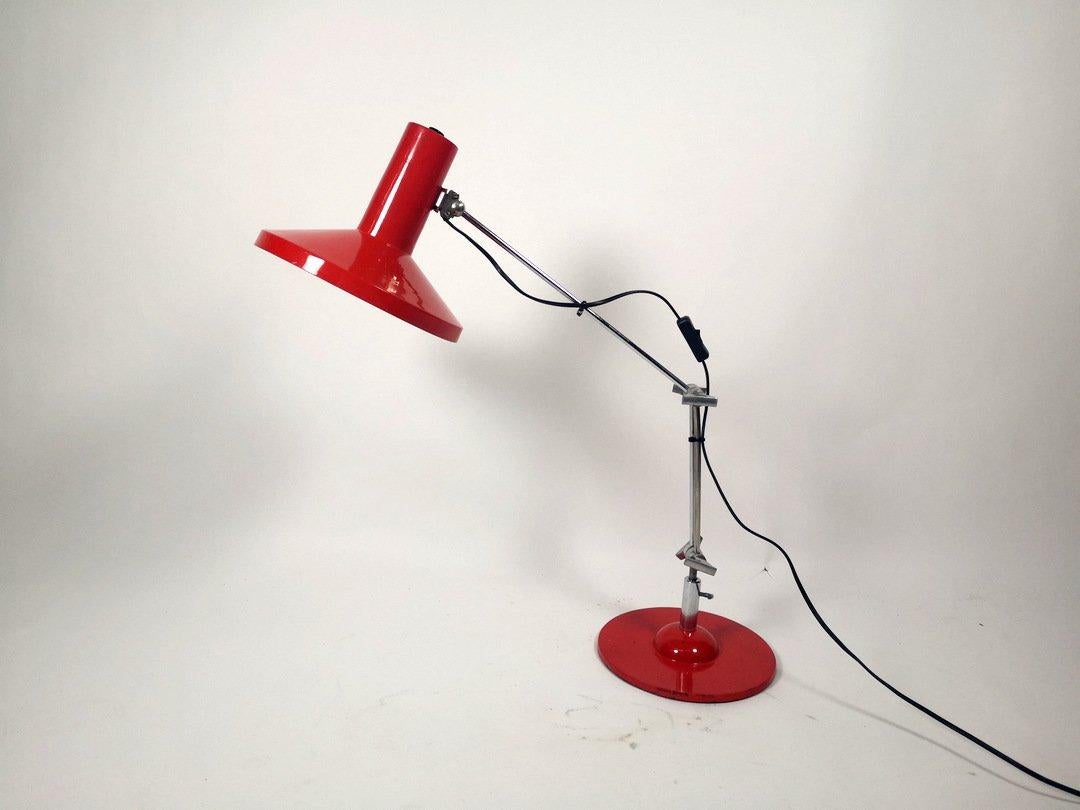 This painted steel workshop lamp features chrome/nickel-plated accents. It's in good condition, and electronically restored. From circa 1970s.
This vintage item remains fully functional, but it shows sign of age through scuffs, dings, faded