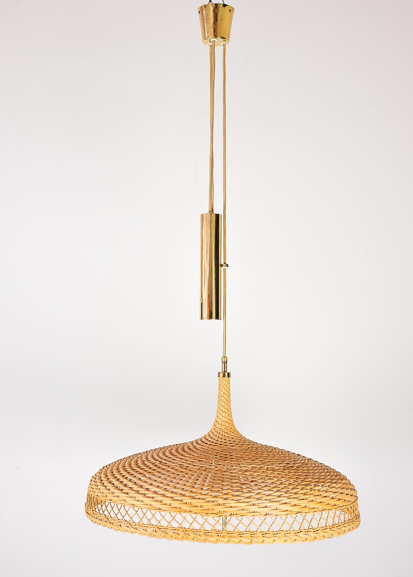 Adjustable woven rattan pendant lamp, circa 1960s
Original condition
Extendable up to 190 cm.