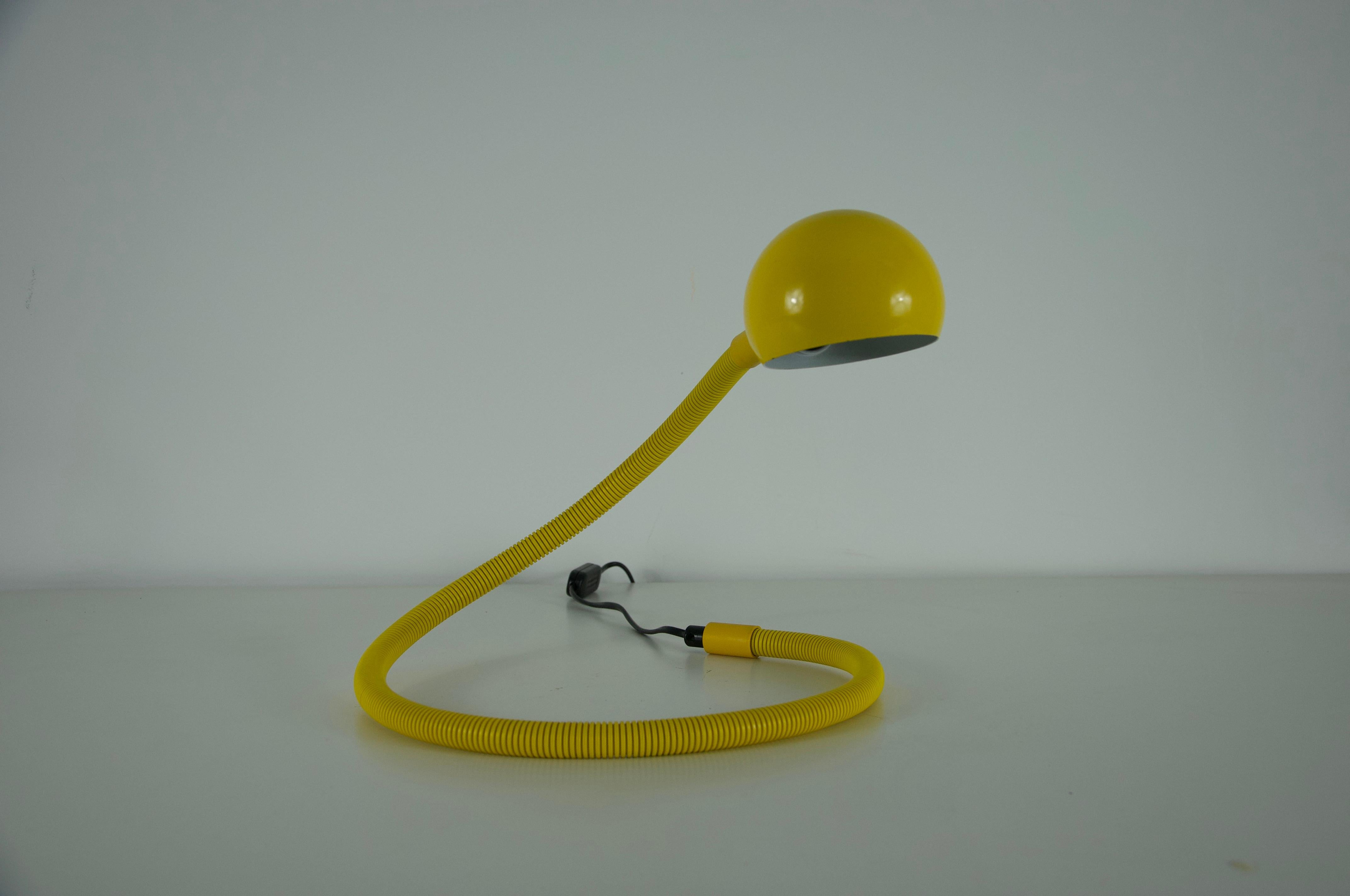 Lampe de table à bras flexible jaune réglable, Italie, années 1960 Bon état - En vente à Hagenbach, DE