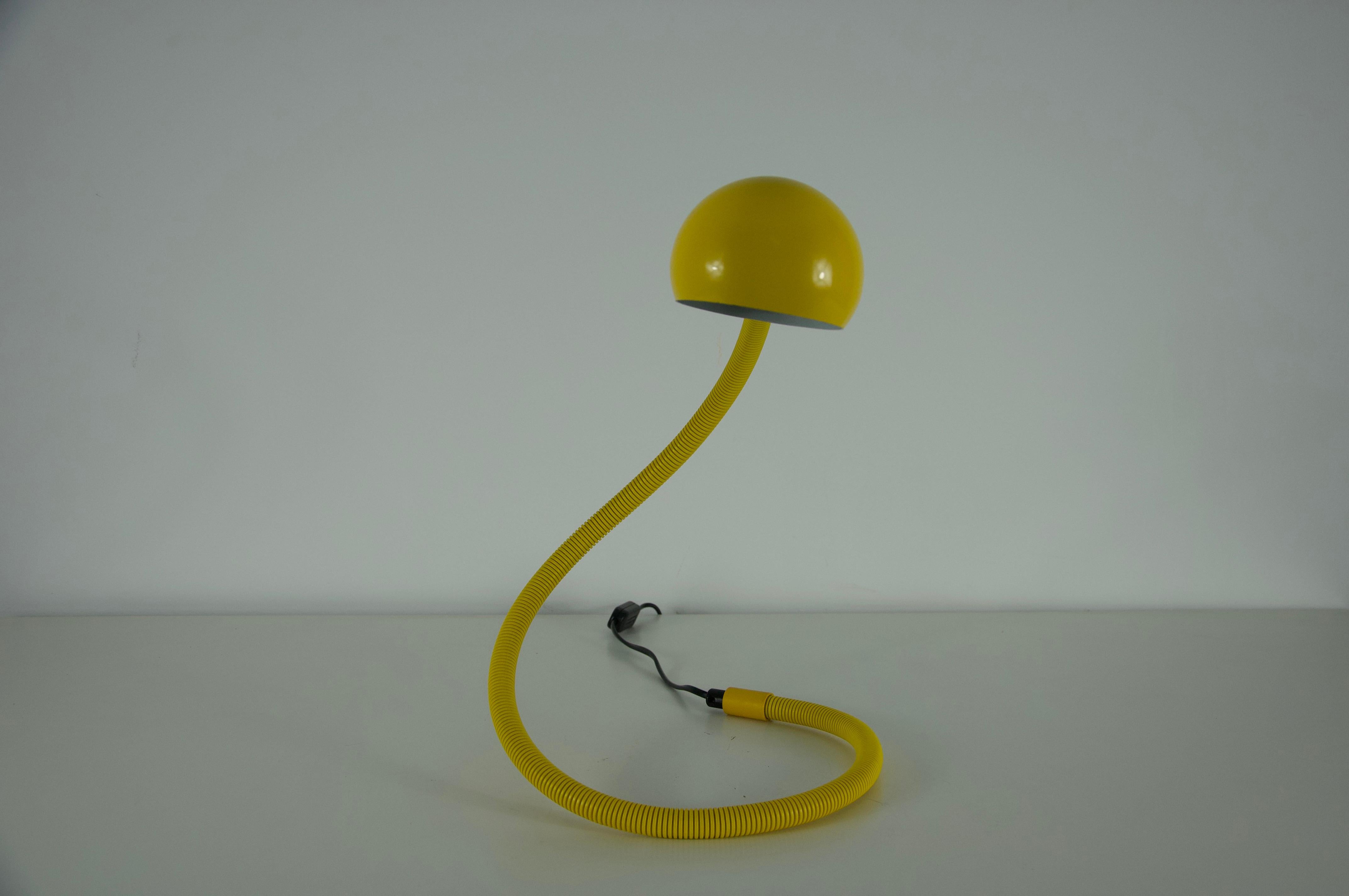 Milieu du XXe siècle Lampe de table à bras flexible jaune réglable, Italie, années 1960 en vente