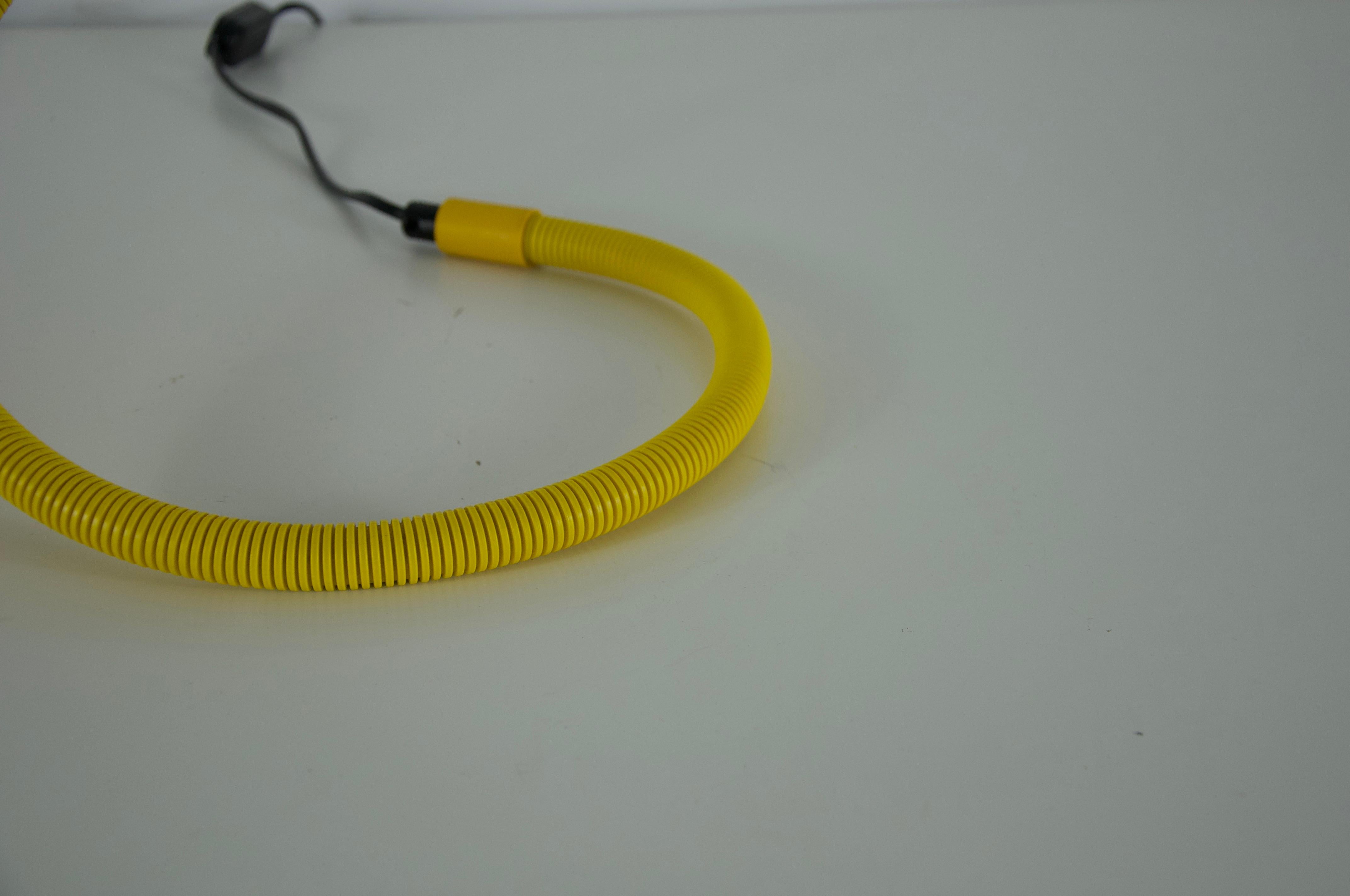 Métal Lampe de table à bras flexible jaune réglable, Italie, années 1960 en vente