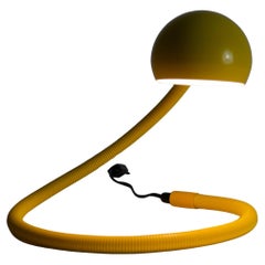 Lámpara de sobremesa regulable de brazo flexible amarillo, Italia, años 60