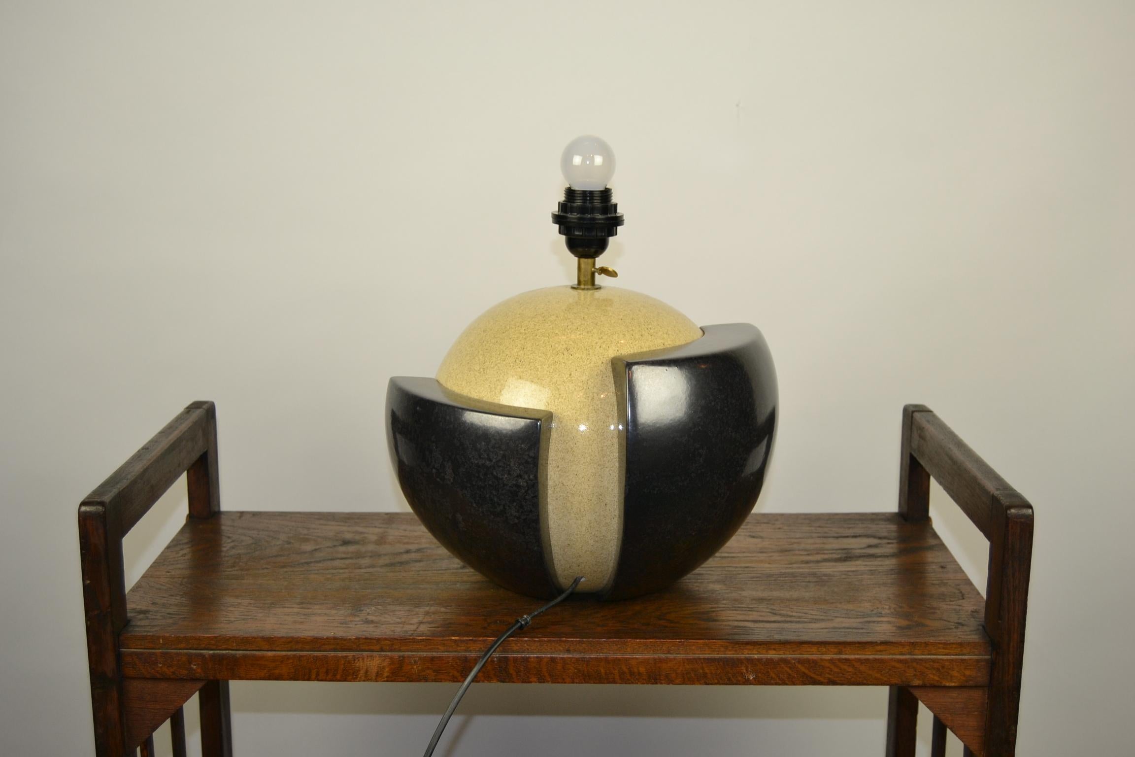 Ying Yang table lamp - desk lamp. Round shape with layers in the colors beige and black / antracite grey.
This vintage 1980s table light is adjustable in height by the copper shaft.
The 2 colored base is a kind of ceramic.
This lamp foot is sold