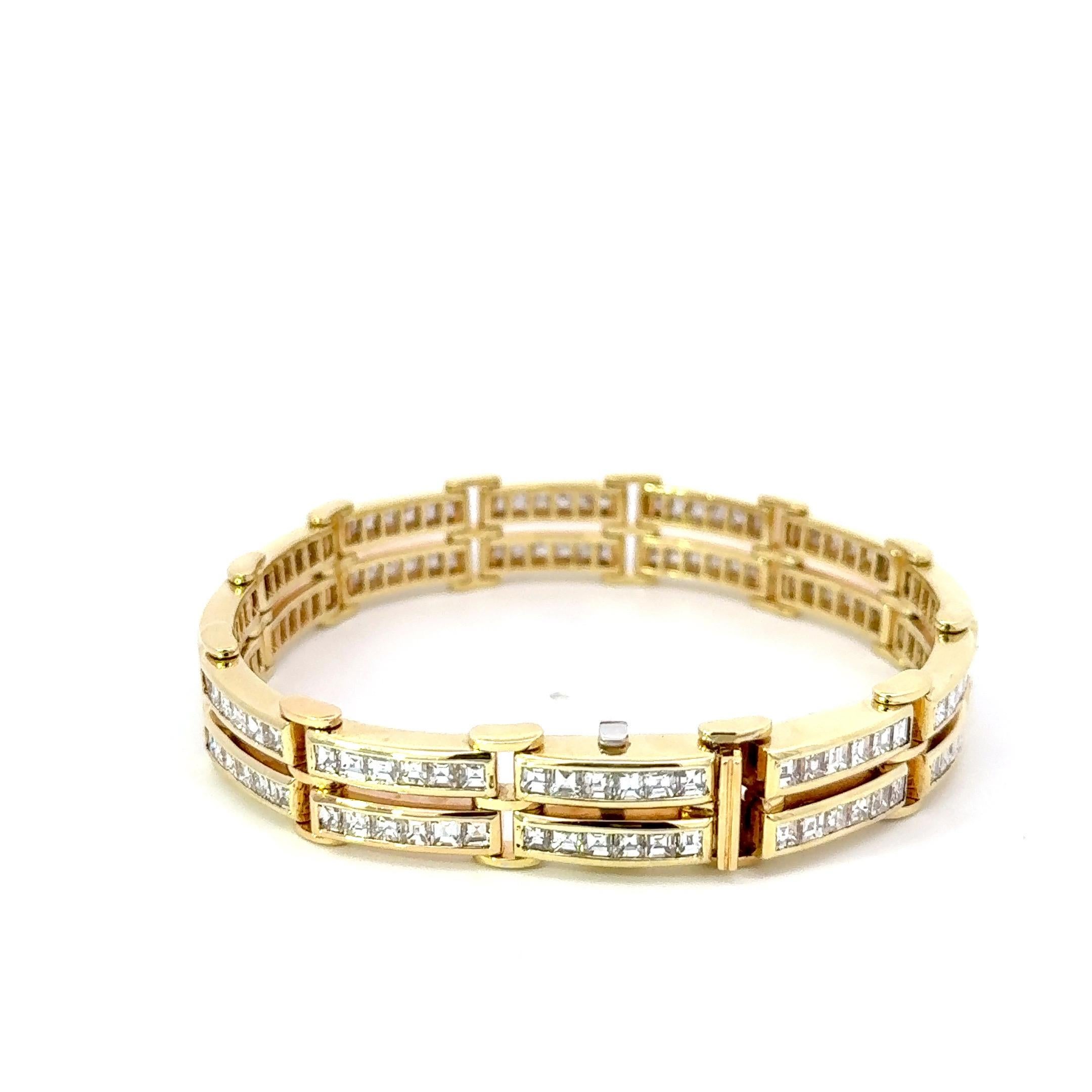 Bracelet de diamants Adler en or jaune 18 carats. Le bracelet comporte 11,50ctw de diamants carrés de taille émeraude, pureté VS. Le bracelet mesure 7 pouces de long, 0,40 pouce de large et pèse 38 grammes.