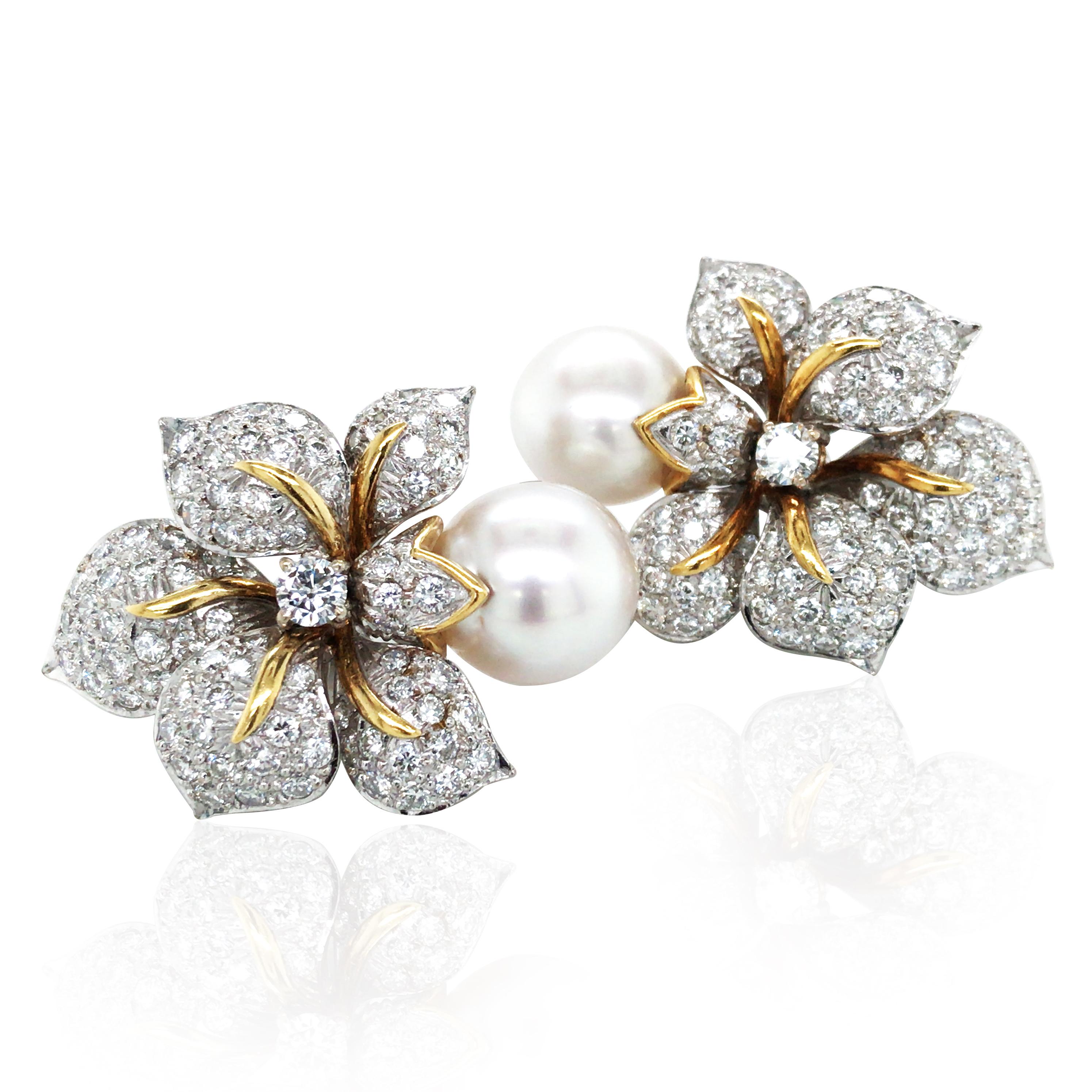 Este par de pendientes ha sido elaborado por la renombrada marca de joyería de lujo Adler, mostrando la excelencia de la marca en artesanía y diseño. Hechas de oro de 18 quilates, con perlas de alta calidad y diamantes deslumbrantes, forman un