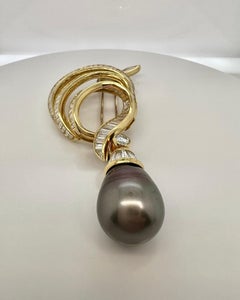 Broche Adler de oro de 18 quilates, diamantes y perlas de Tahití