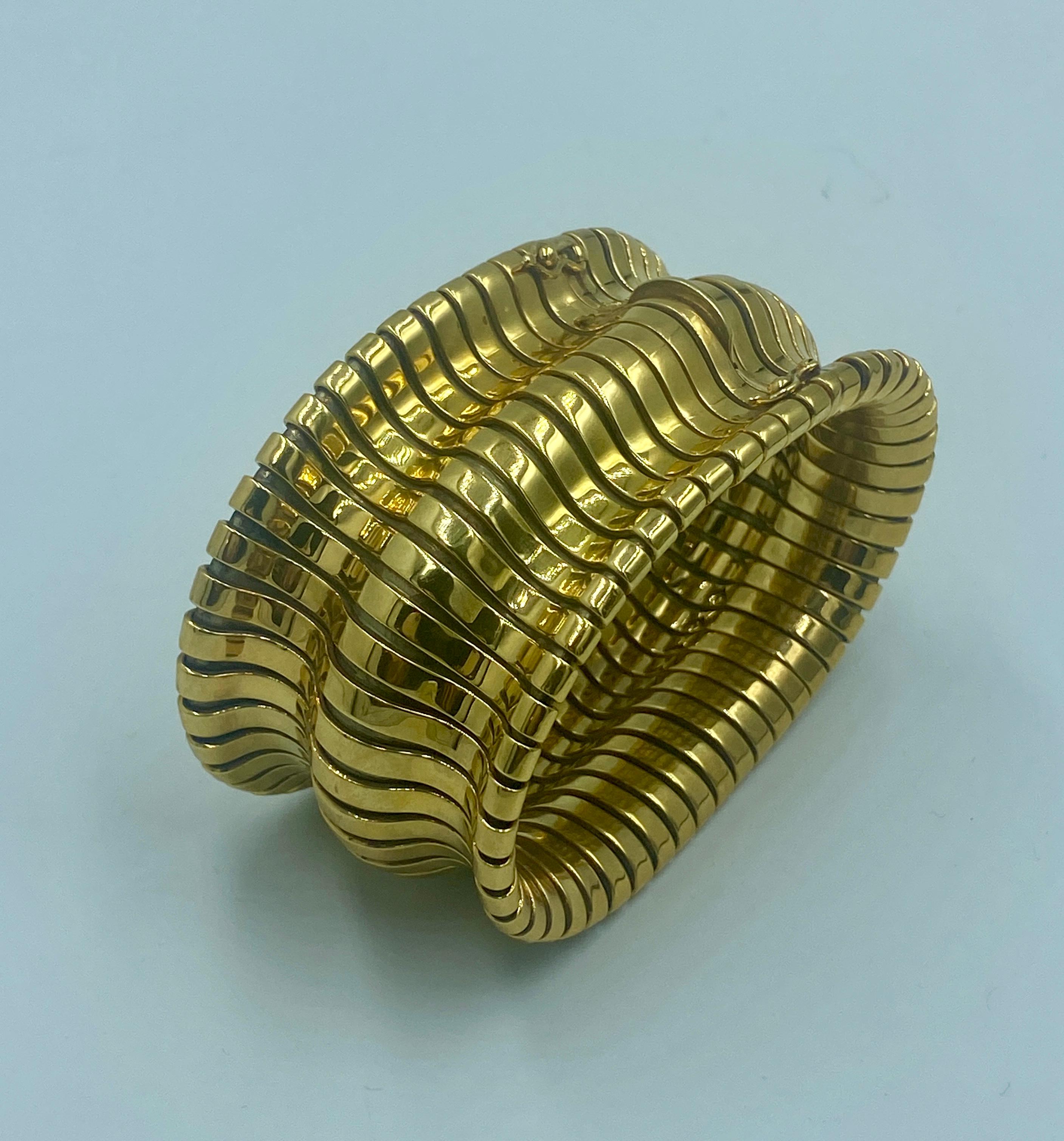 Ce bracelet Adler en or 18 carats des années 1990 est flexible et, bien que volumineux en apparence, il est confortable à porter. C'est le bracelet rétro par excellence.