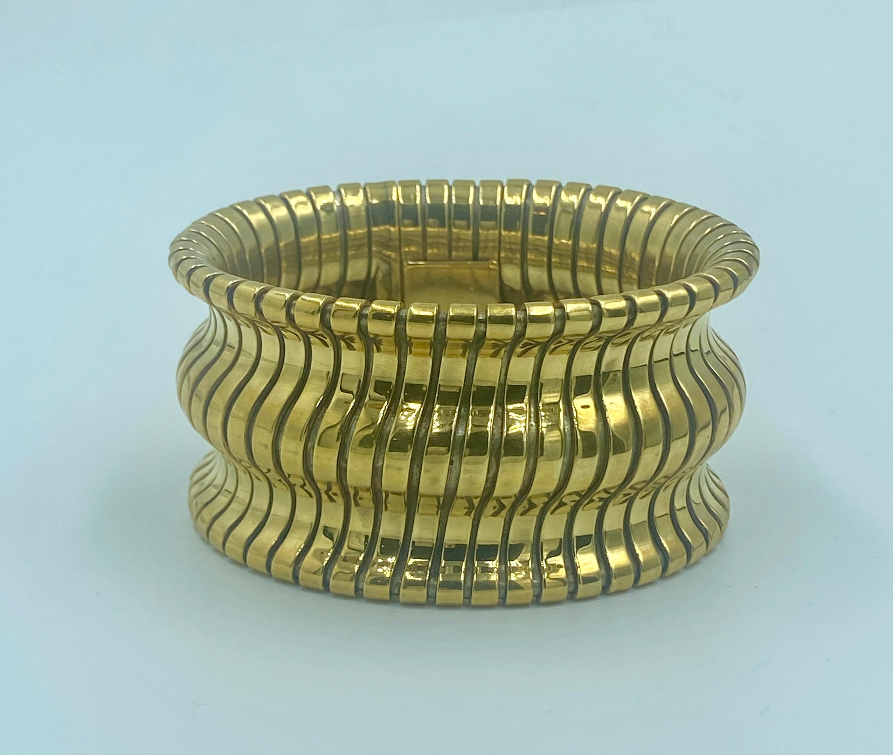 Contemporain Bracelet souple en or 18 carats Adler en vente